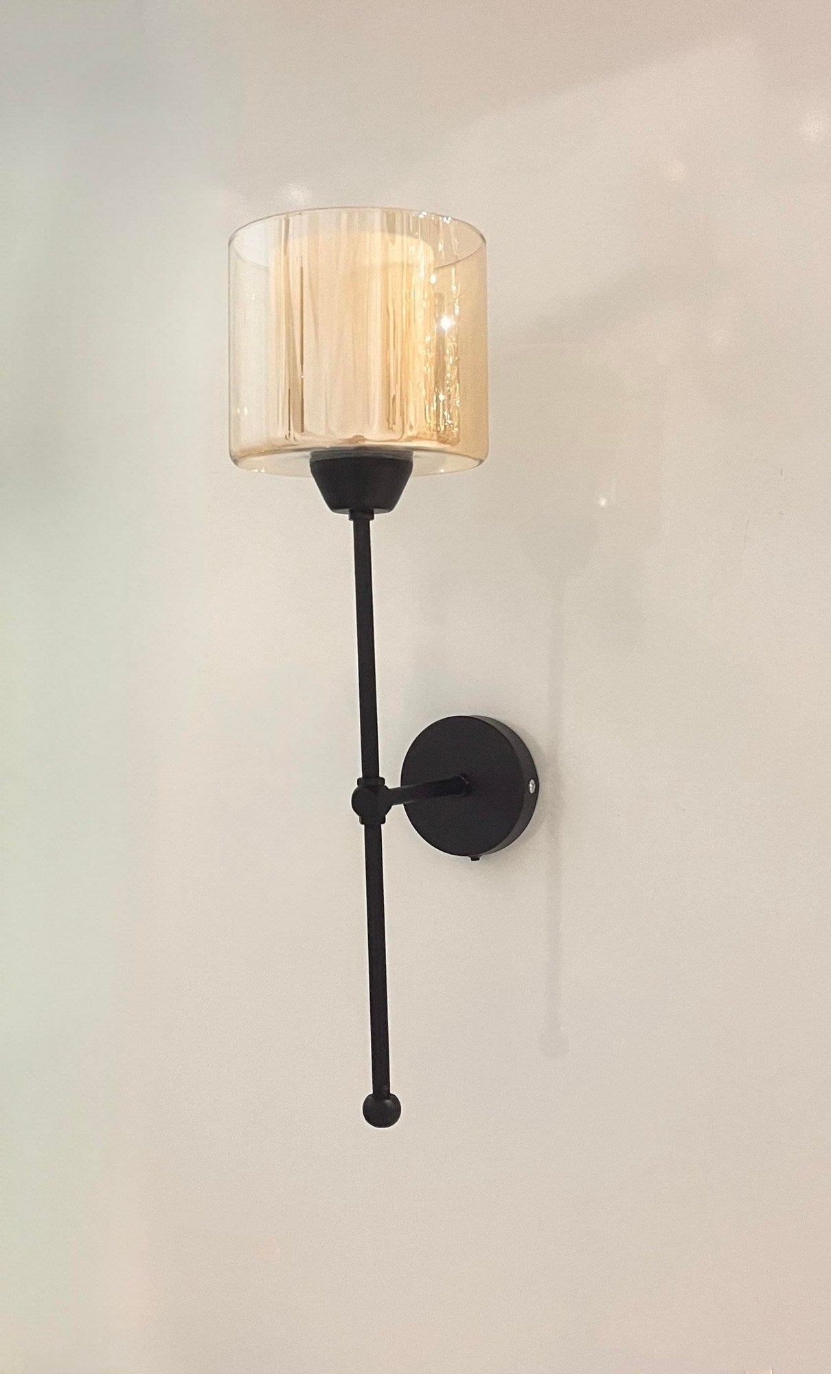 Candeeiro de Parede – 60 cm – Preto – Metal e vidro