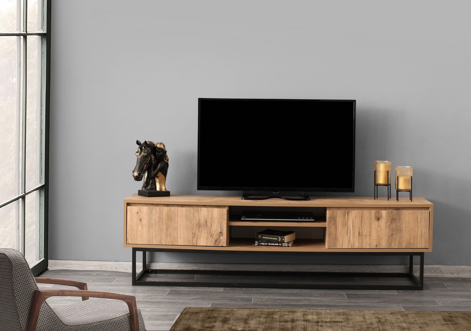 Suporte de TV industrial com pés de metal, preto e pinho, 180 cm | Painel de partículas 100% revestido de melamina, 2 gavetas, montável na parede, design elegante e funcional