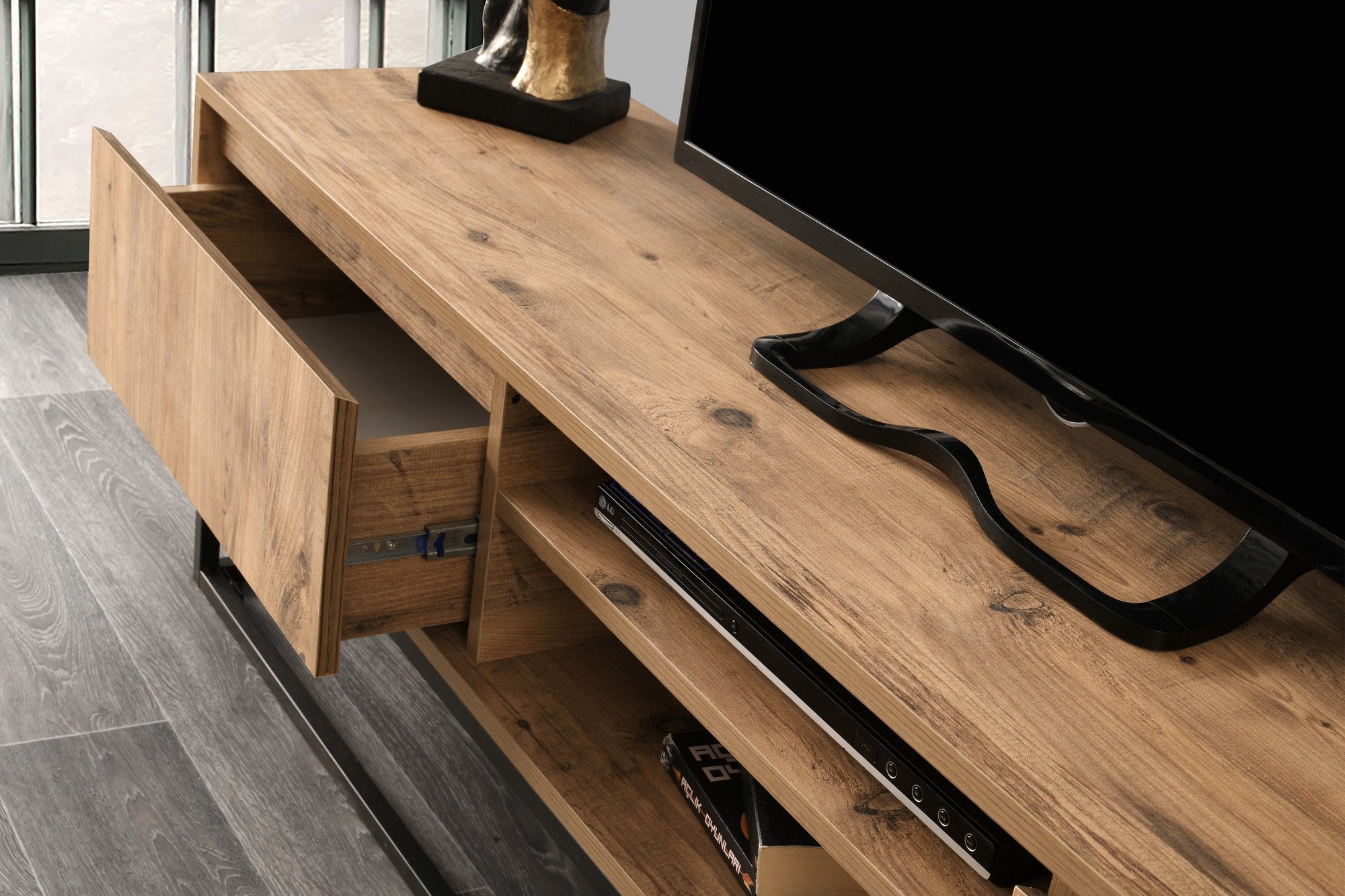 Suporte de TV industrial com pés de metal, preto e pinho, 180 cm | Painel de partículas 100% revestido de melamina, 2 gavetas, montável na parede, design elegante e funcional