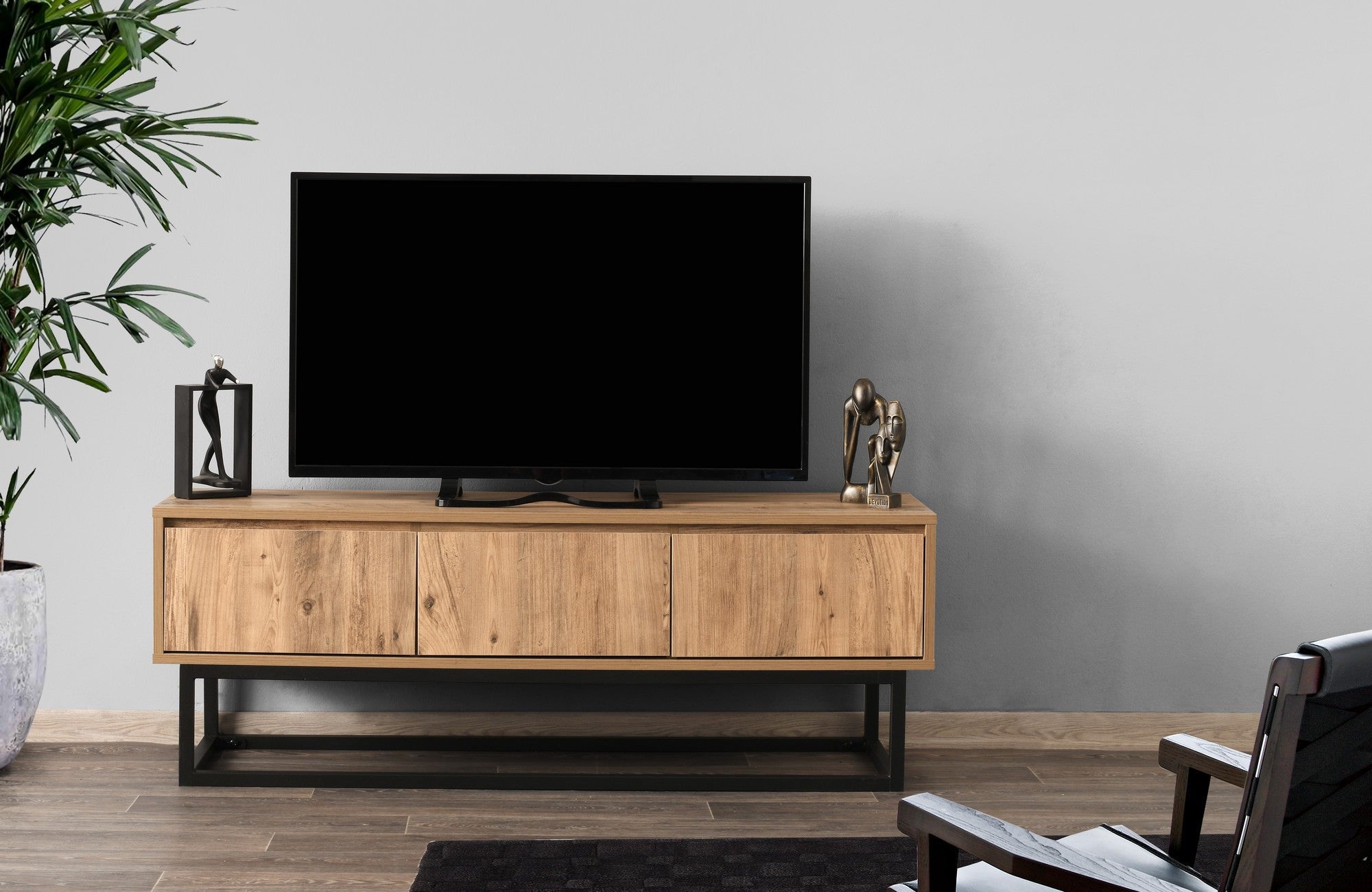 Suporte de TV industrial com 3 gavetas, preto e pinho, 140 cm | Painel de partículas 100% revestido de melamina, pernas de metal | Montável na parede, design elegante e funcional