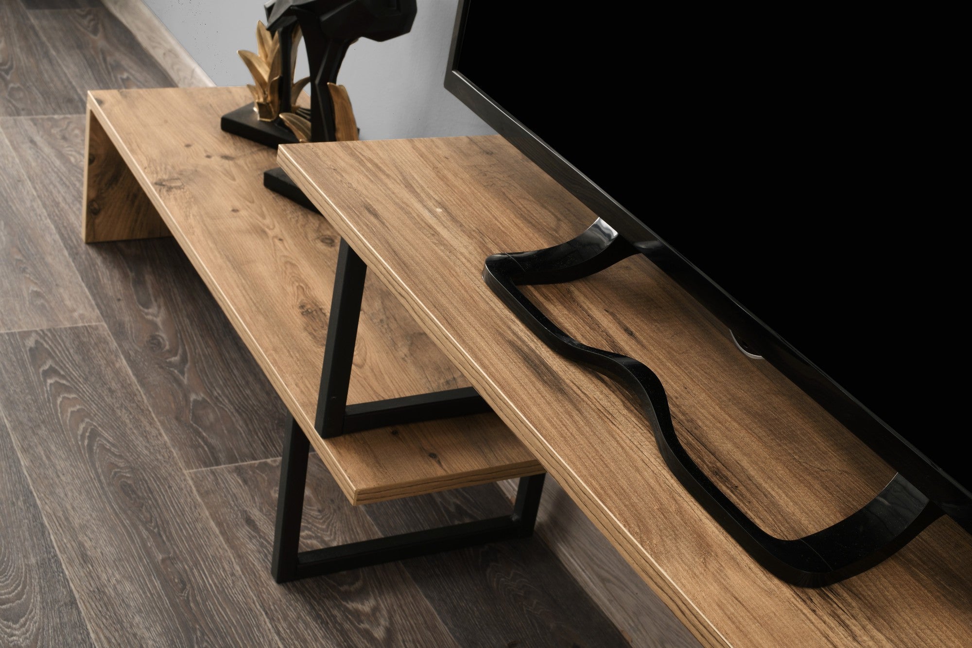 Suporte de TV moderno com opção de montagem na parede, preto e pinho, 153 x 44 x 30 cm | Painel de partículas 100% revestido de melamina, 18 mm de espessura | Design elegante e funcional