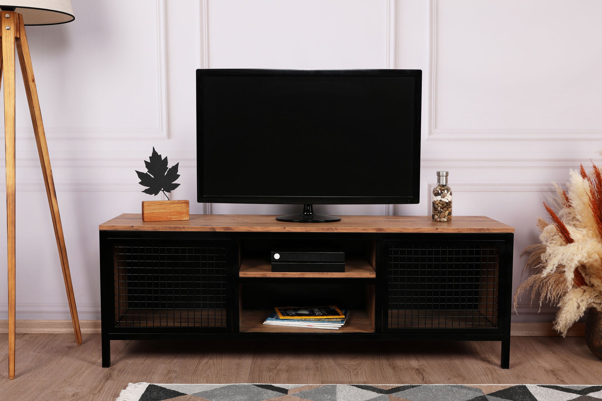 Suporte de TV moderno com pés de metal, pinho e preto, 150 cm | Painel de partículas 100% revestido de melamina, 18 mm de espessura | Montável na parede, design elegante e funcional