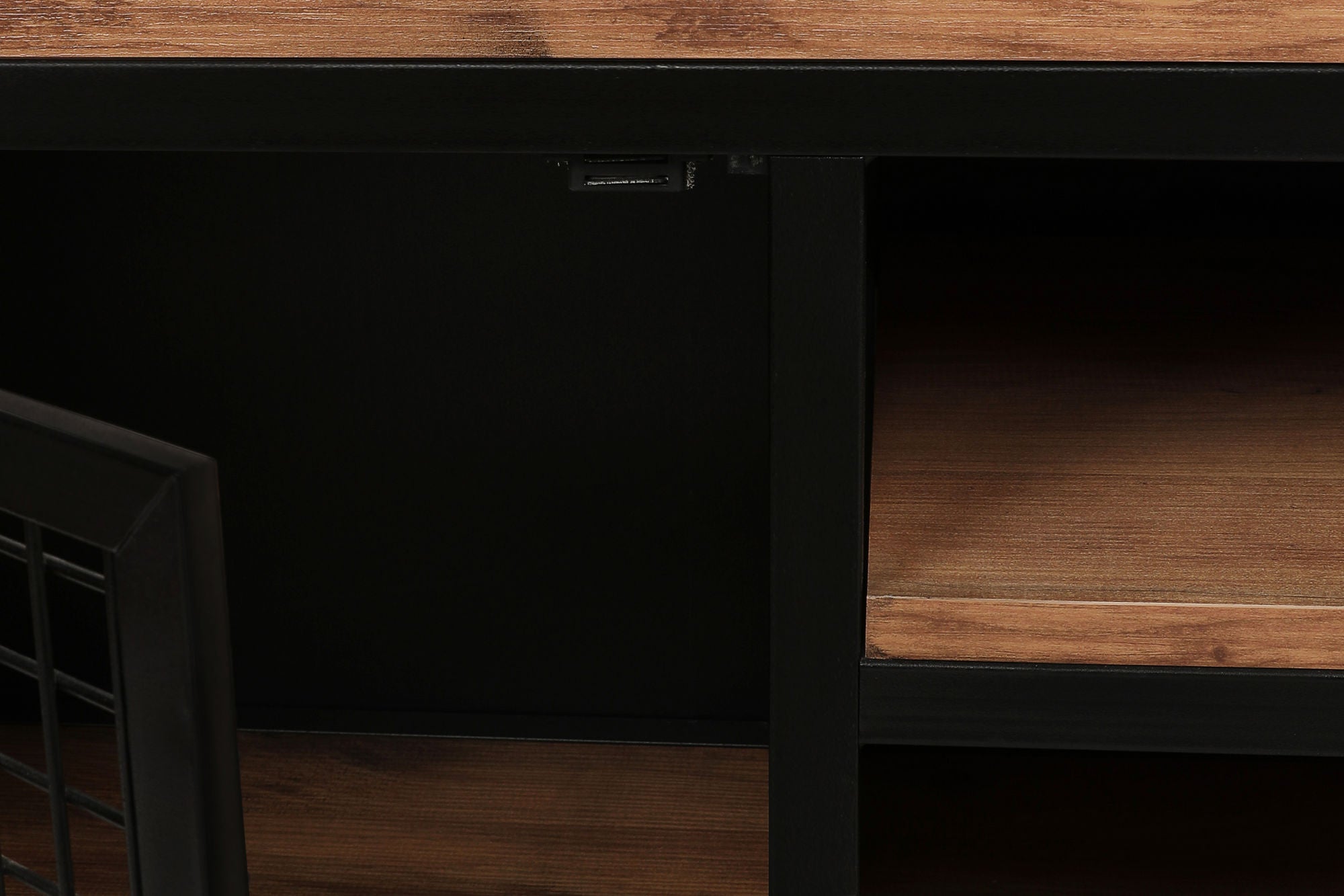 Suporte de TV moderno com pés de metal, pinho e preto, 150 cm | Painel de partículas 100% revestido de melamina, 18 mm de espessura | Montável na parede, design elegante e funcional