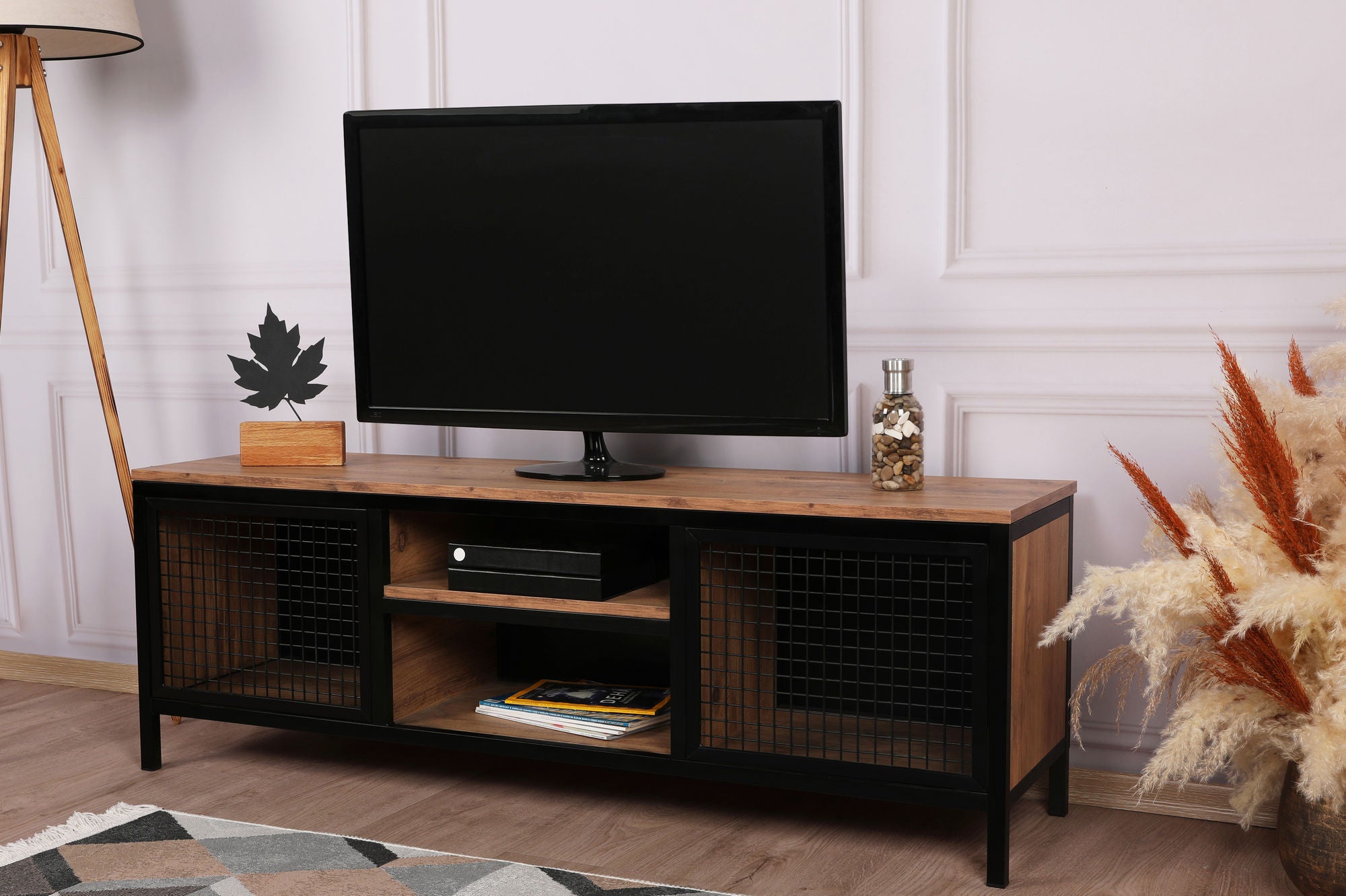 Suporte de TV moderno com pés de metal, pinho e preto, 150 cm | Painel de partículas 100% revestido de melamina, 18 mm de espessura | Montável na parede, design elegante e funcional