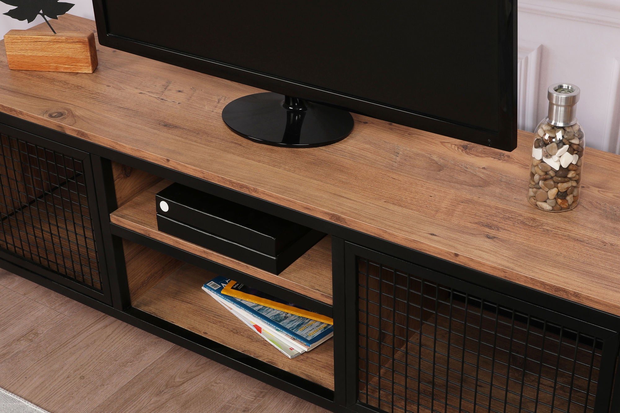 Suporte de TV moderno com pés de metal, pinho e preto, 150 cm | Painel de partículas 100% revestido de melamina, 18 mm de espessura | Montável na parede, design elegante e funcional