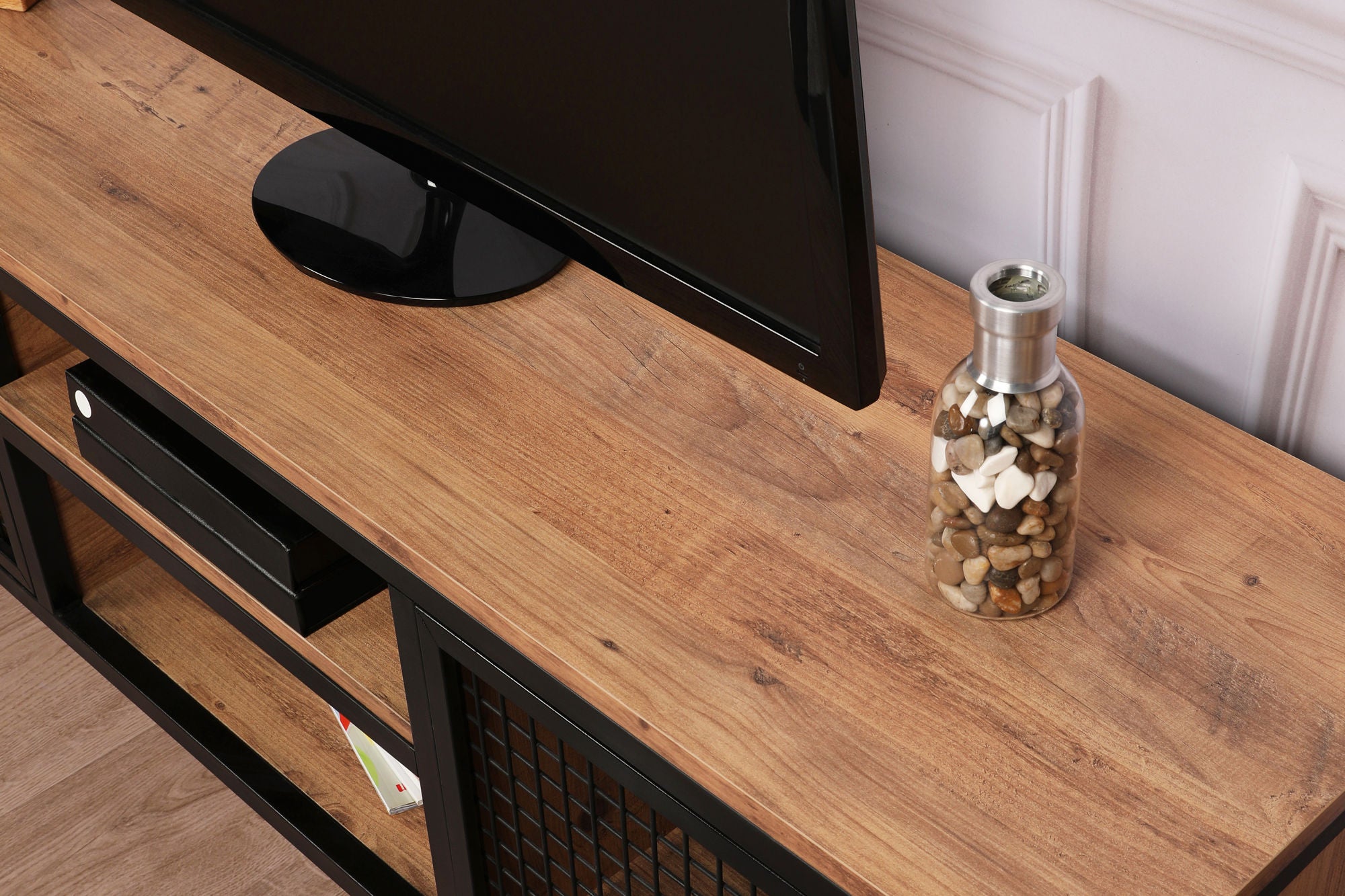 Suporte de TV moderno com pés de metal, pinho e preto, 150 cm | Painel de partículas 100% revestido de melamina, 18 mm de espessura | Montável na parede, design elegante e funcional