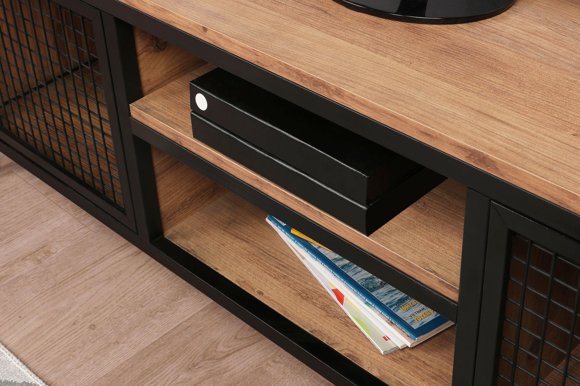 Suporte de TV moderno com pés de metal, pinho e preto, 150 cm | Painel de partículas 100% revestido de melamina, 18 mm de espessura | Montável na parede, design elegante e funcional