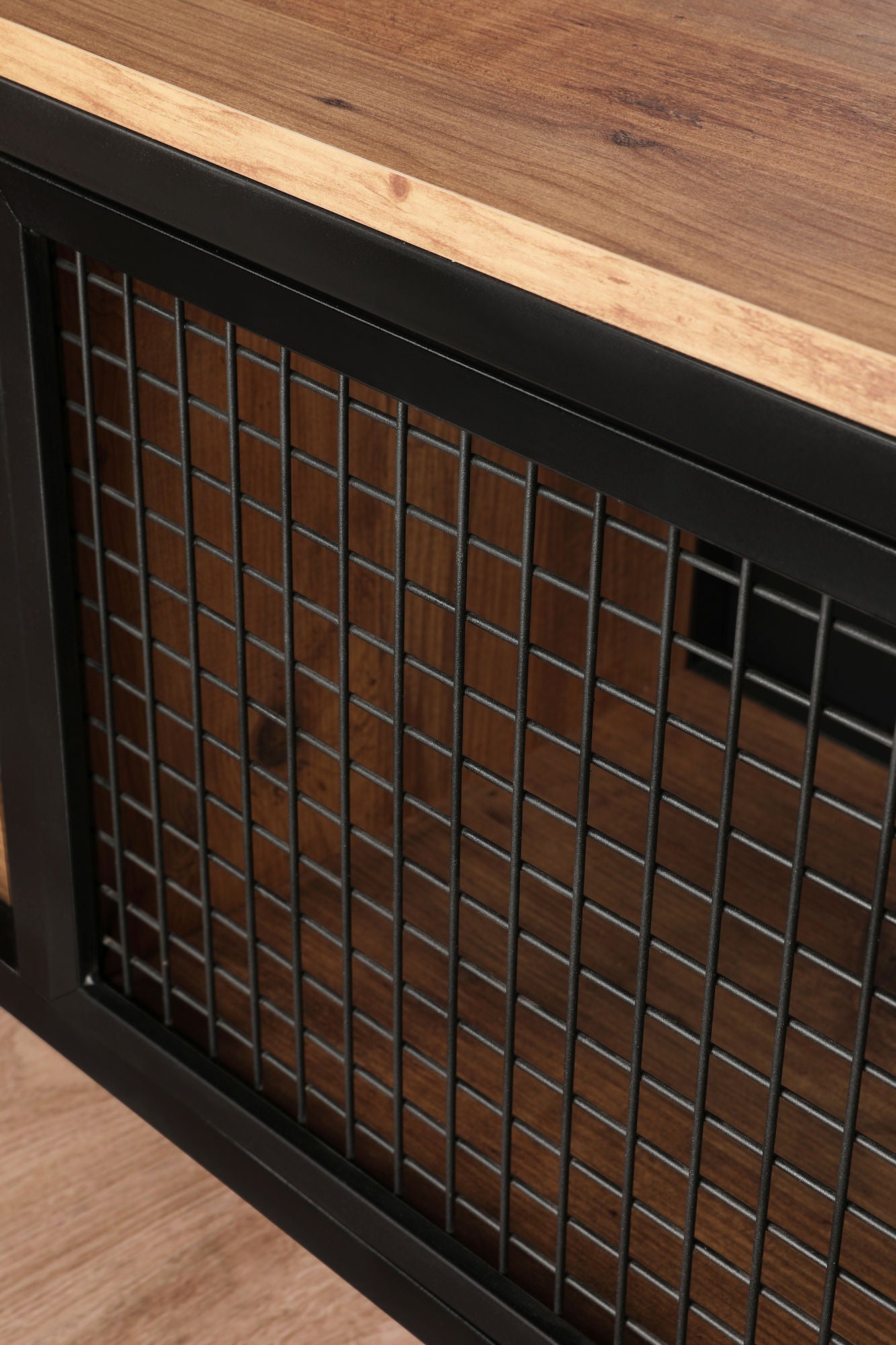 Suporte de TV moderno com pés de metal, pinho e preto, 150 cm | Painel de partículas 100% revestido de melamina, 18 mm de espessura | Montável na parede, design elegante e funcional