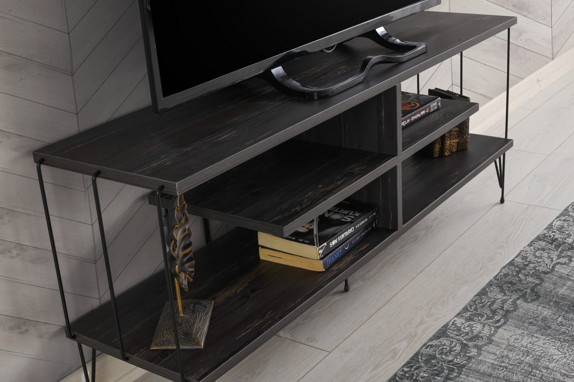 Suporte de TV moderno com pés de metal, marrom escuro, 120 cm | Painel de partículas 100% revestido de melamina, 18 mm de espessura | Várias prateleiras, design industrial elegante