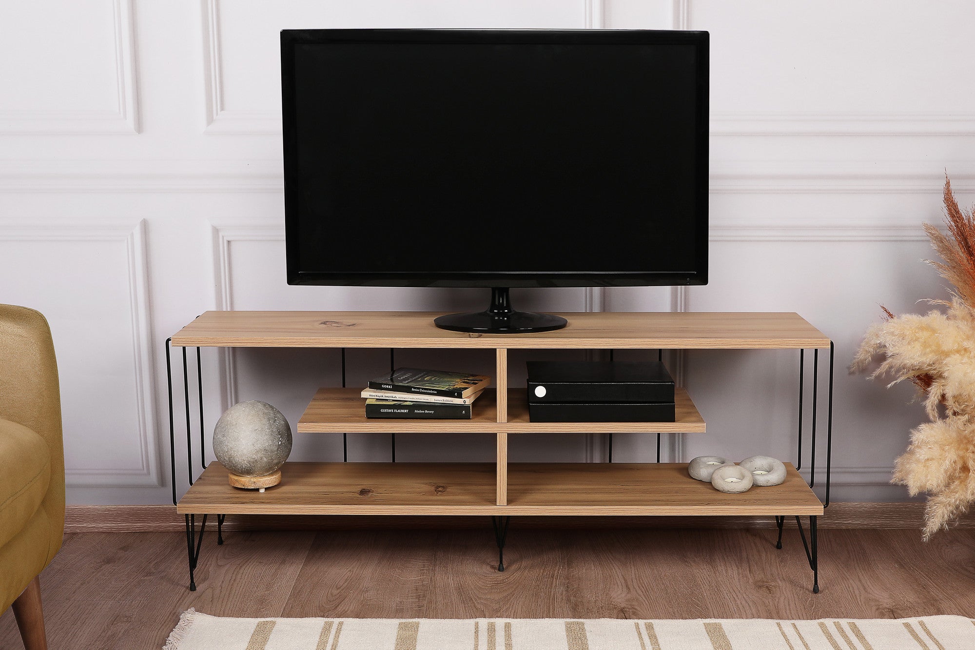 Suporte de TV moderno com pés de metal, acabamento em carvalho, 120 cm | Painel de partículas 100% revestido em melamina, 18 mm de espessura | Elegante e funcional com várias prateleiras
