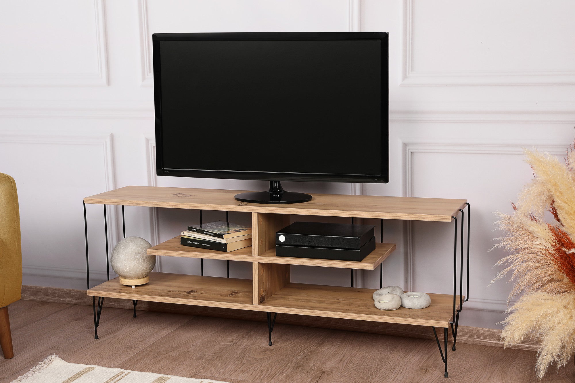 Suporte de TV moderno com pés de metal, acabamento em carvalho, 120 cm | Painel de partículas 100% revestido em melamina, 18 mm de espessura | Elegante e funcional com várias prateleiras
