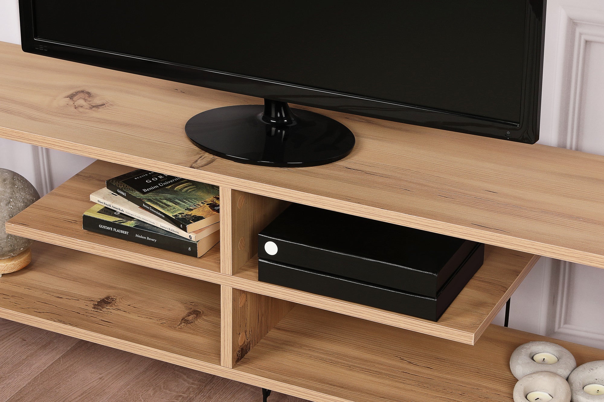 Suporte de TV moderno com pés de metal, acabamento em carvalho, 120 cm | Painel de partículas 100% revestido em melamina, 18 mm de espessura | Elegante e funcional com várias prateleiras
