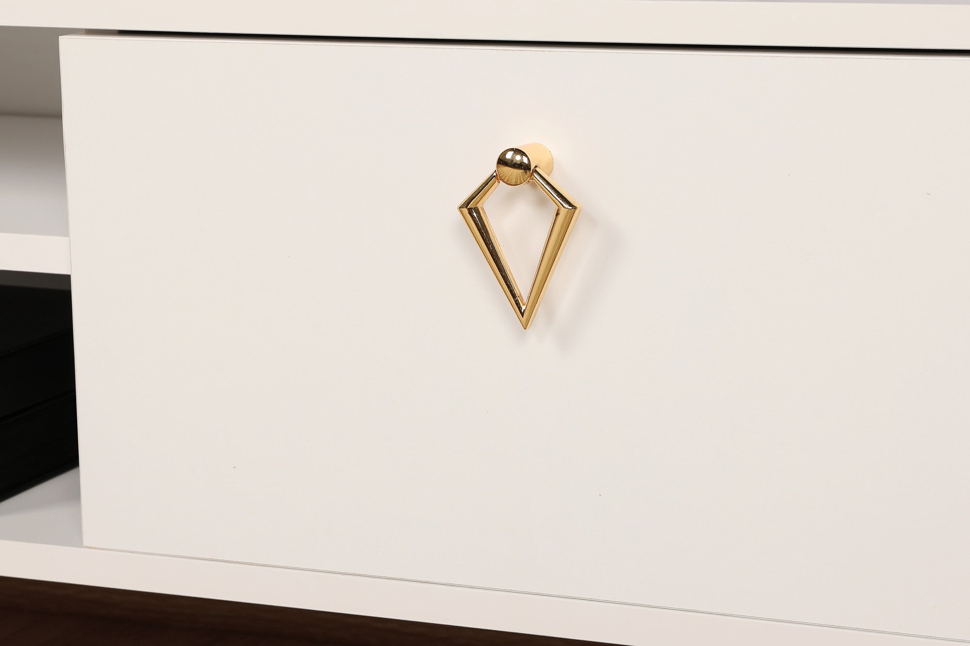 Móvel de TV elegante, branco, 143 cm de largura, 47 cm de altura, 40 cm de profundidade | Painel de partículas 100% revestido de melamina, 18 mm de espessura, pés de plástico | Prateleiras amplas para salas de estar modernas