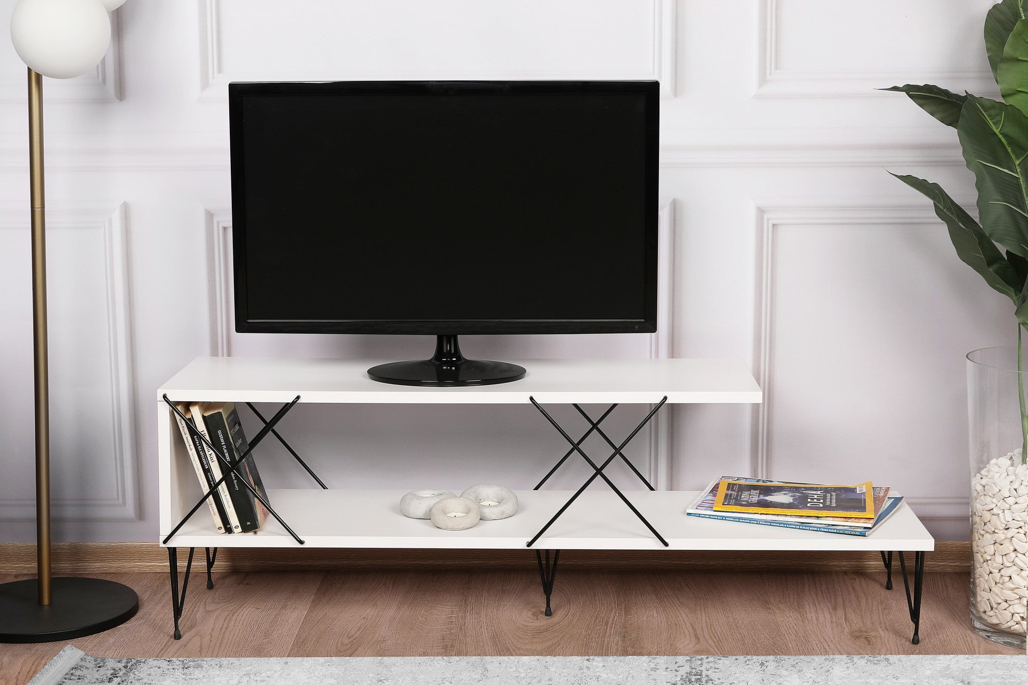 Suporte de TV moderno branco com pernas de ferro, 120 cm | Painel de partículas 100% revestido de melamina, 18 mm de espessura | Várias prateleiras para armazenamento e exposição