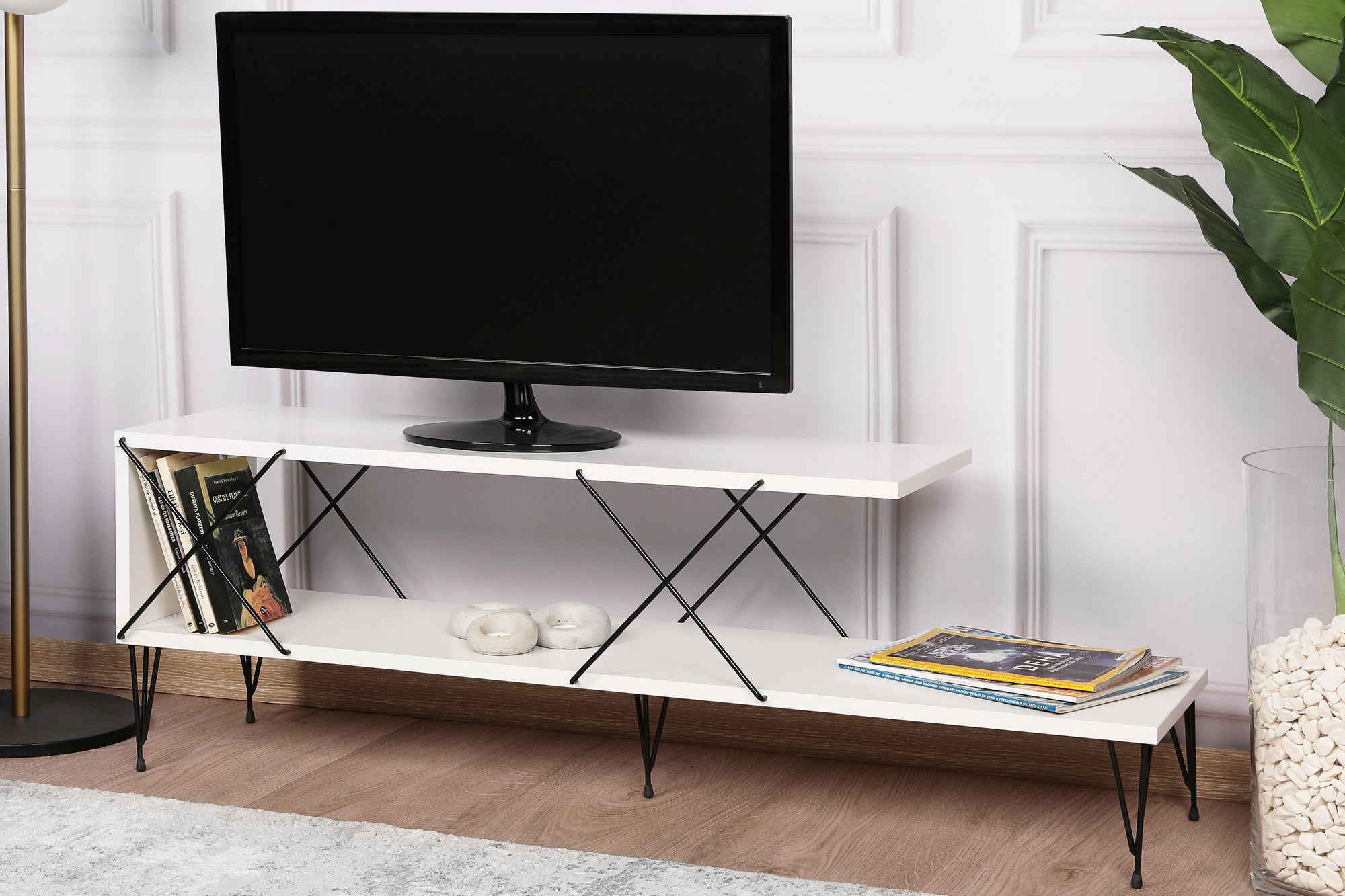 Suporte de TV moderno branco com pernas de ferro, 120 cm | Painel de partículas 100% revestido de melamina, 18 mm de espessura | Várias prateleiras para armazenamento e exposição