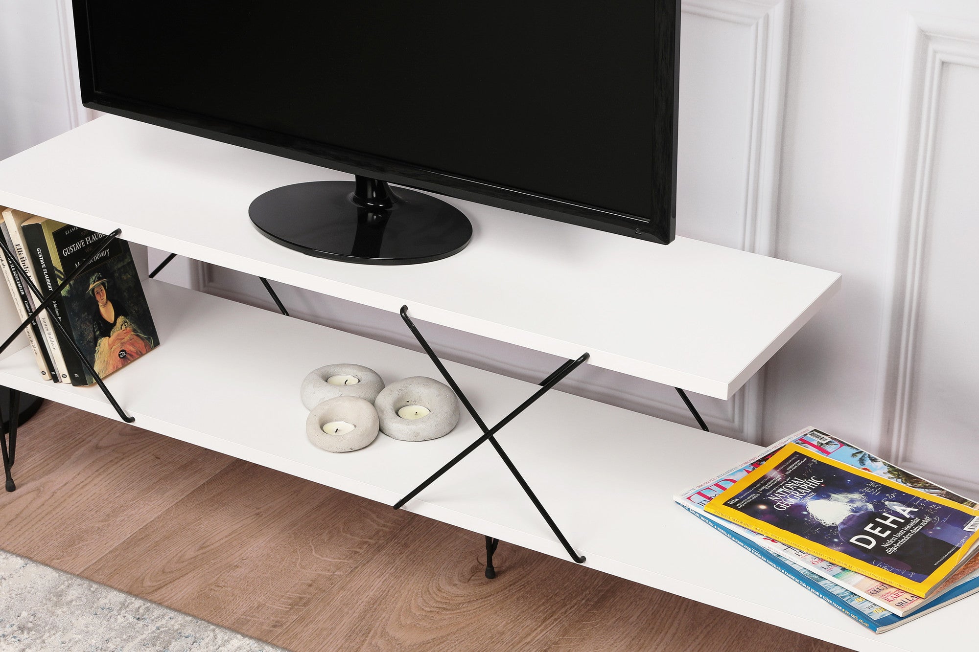 Suporte de TV moderno branco com pernas de ferro, 120 cm | Painel de partículas 100% revestido de melamina, 18 mm de espessura | Várias prateleiras para armazenamento e exposição