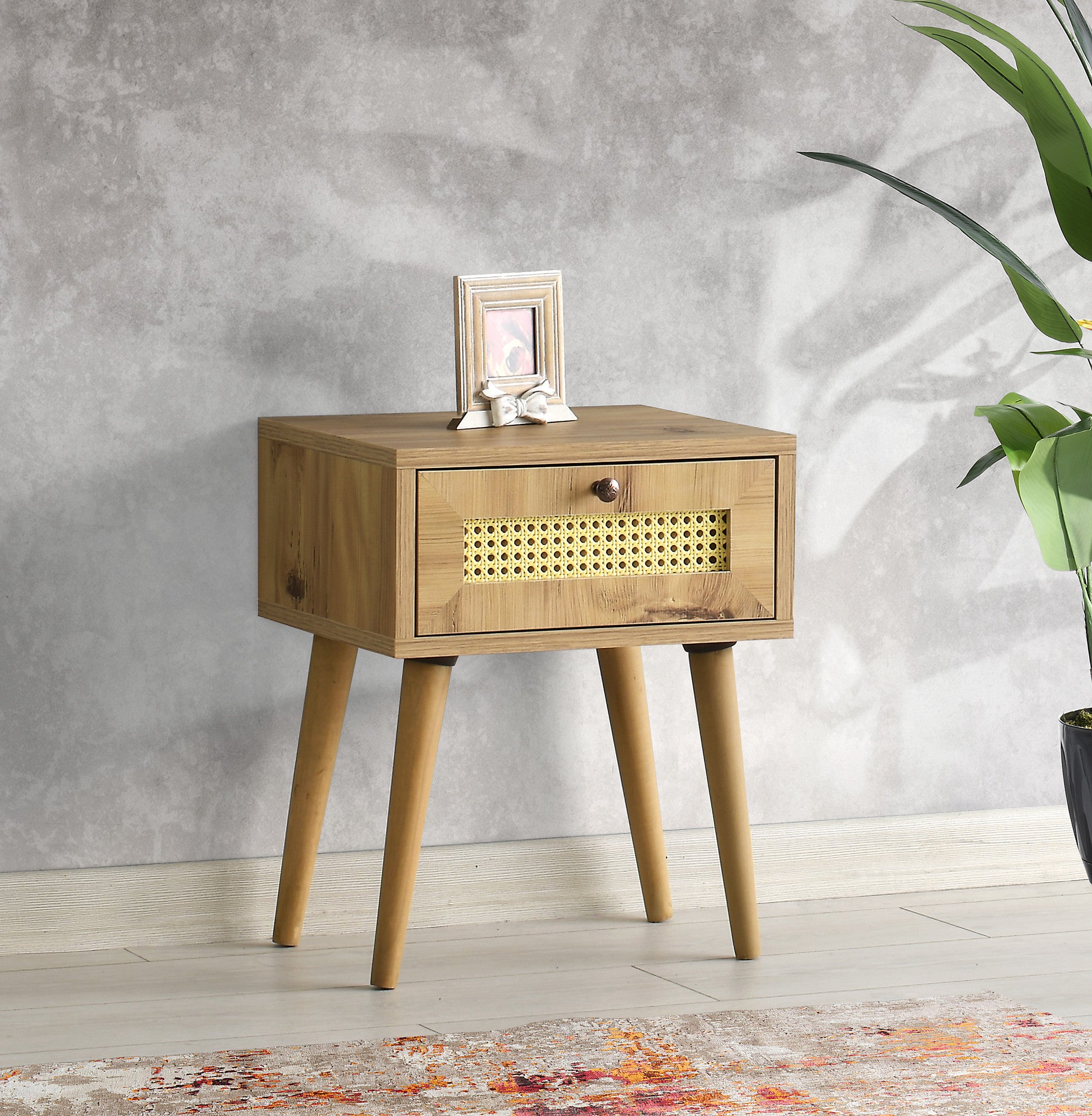 Mesa de Cabeceira Rústica Boêmia, Cor Carvalho, 40 x 50 x 35 cm | Painel de Partículas 100% Revestido em Melamina, 18 mm de Espessura | Pernas de Madeira Elegantes, Perfeitas para Espaços Aconchegantes