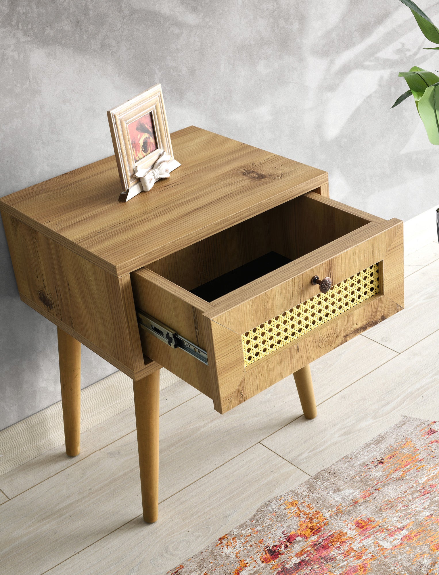 Mesa de Cabeceira Rústica Boêmia, Cor Carvalho, 40 x 50 x 35 cm | Painel de Partículas 100% Revestido em Melamina, 18 mm de Espessura | Pernas de Madeira Elegantes, Perfeitas para Espaços Aconchegantes