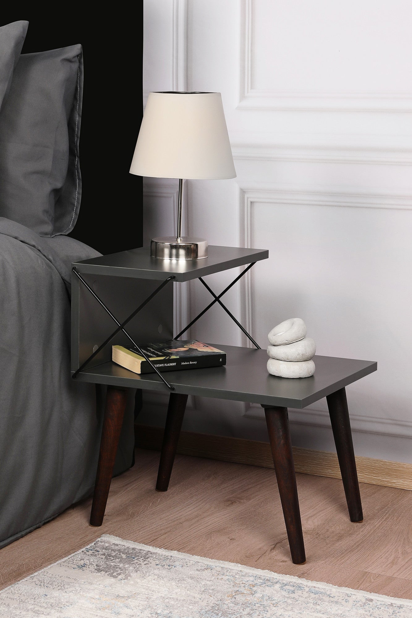Mesa de cabeceira moderna com pernas de faia, antracite, 50 x 55 x 40 cm | Painel de partículas 100% revestido de melamina, 18 mm de espessura | Elegante e funcional com várias prateleiras