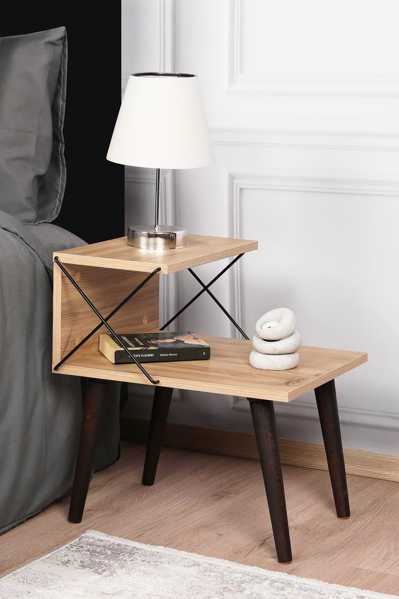 Mesa de Cabeceira Moderna com Pés de Faia, Cor Pinho, 50 x 55 x 40 cm | Painel de Partículas 100% Revestido com Melamina, 18 mm de Espessura | Elegante e Funcional com Várias Prateleiras