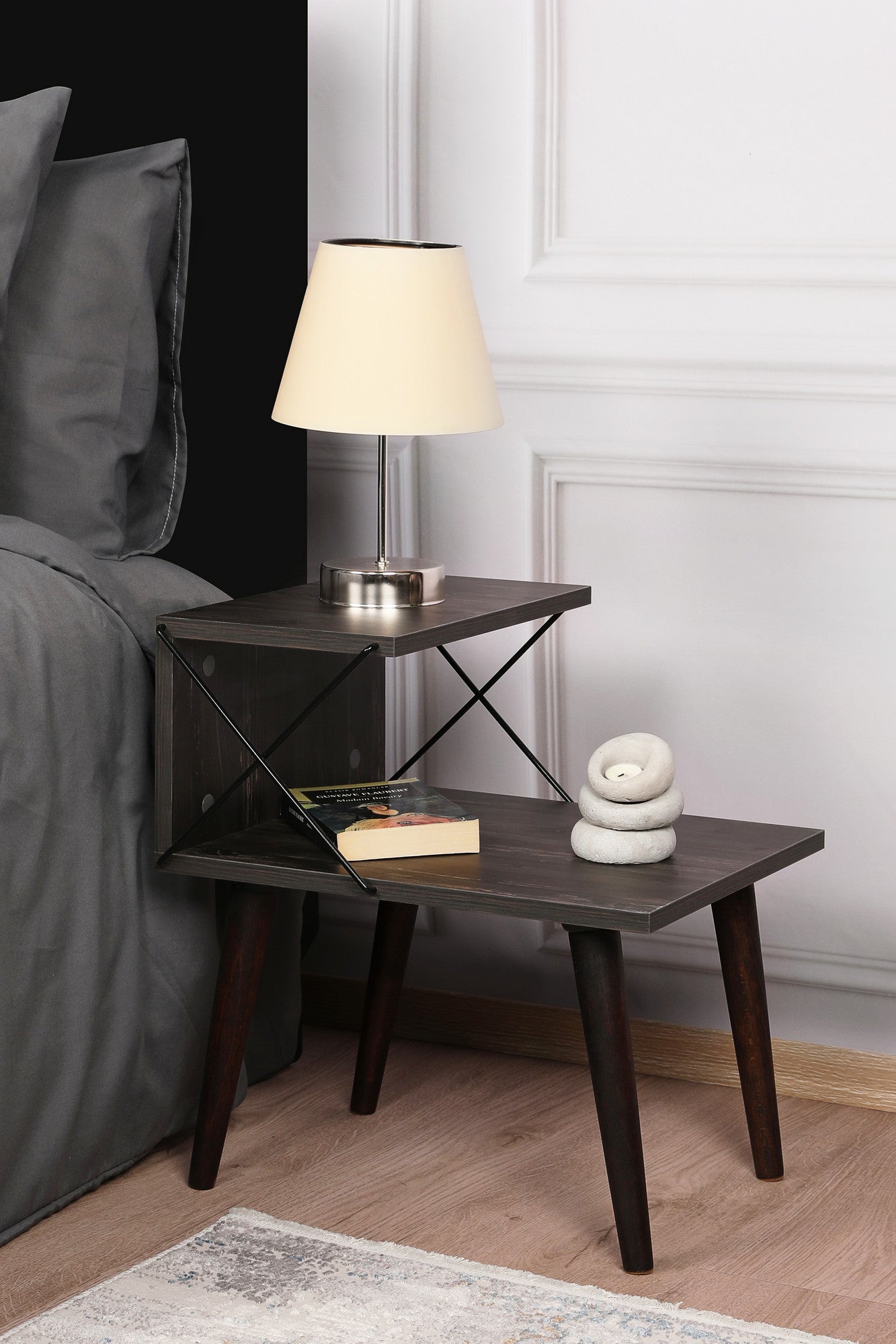 Mesa de cabeceira moderna com pernas de faia, marrom escuro, 50 x 55 x 40 cm | Painel de partículas 100% revestido de melamina, 18 mm de espessura | Elegante e funcional com várias prateleiras