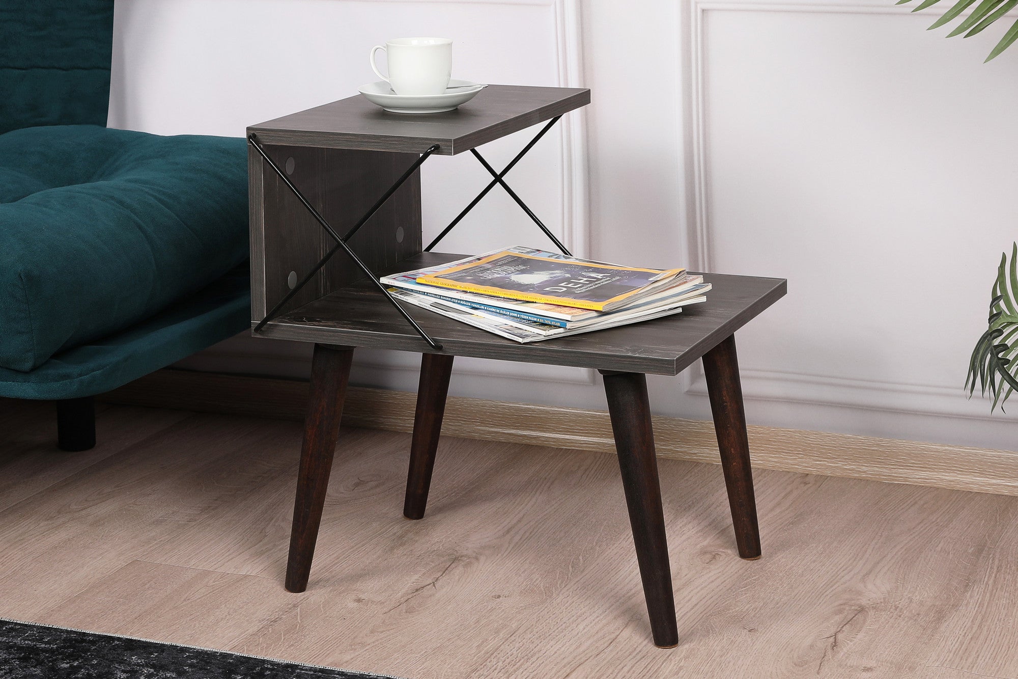 Mesa de cabeceira moderna com pernas de faia, marrom escuro, 50 x 55 x 40 cm | Painel de partículas 100% revestido de melamina, 18 mm de espessura | Elegante e funcional com várias prateleiras
