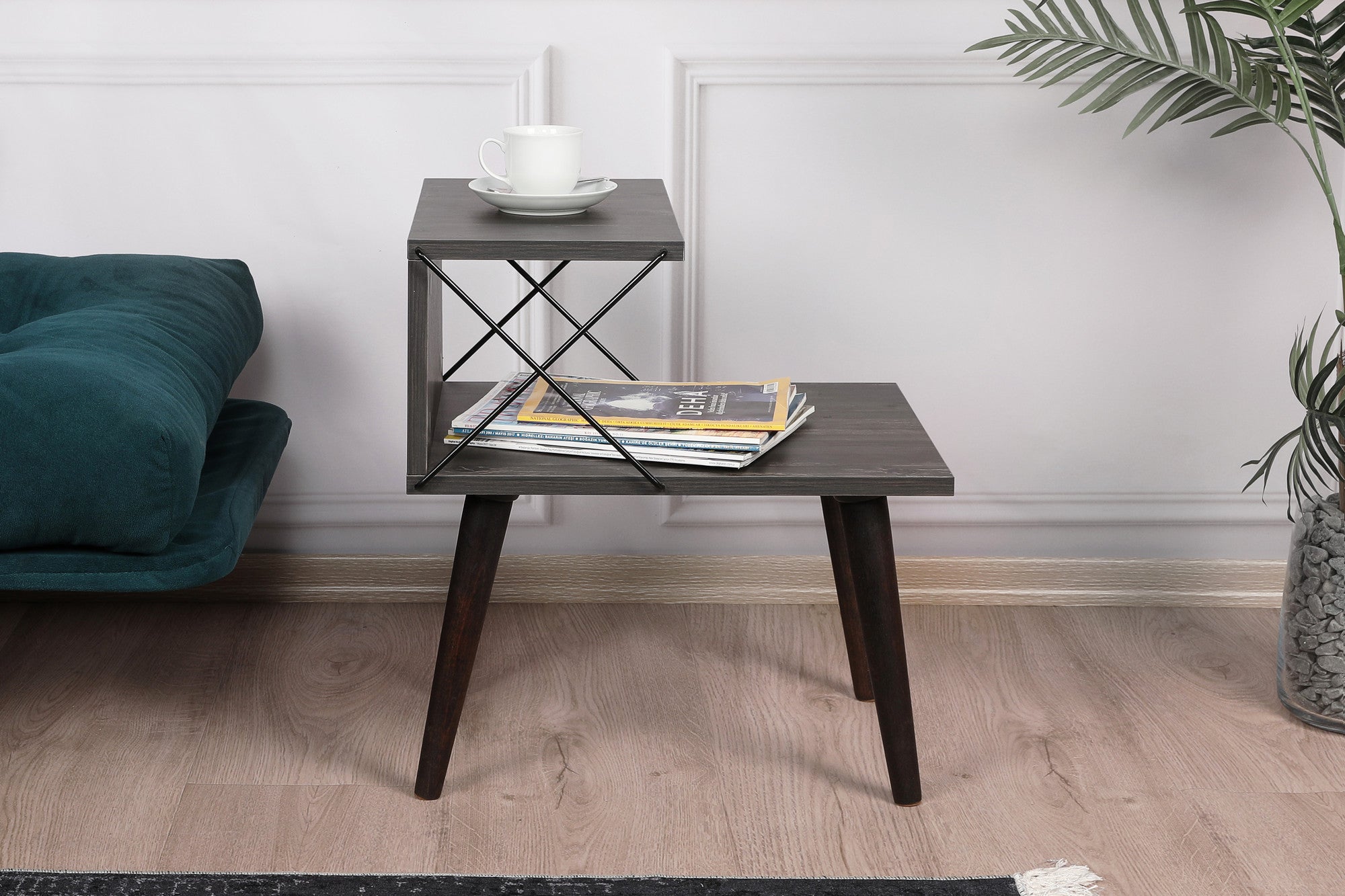 Mesa de cabeceira moderna com pernas de faia, marrom escuro, 50 x 55 x 40 cm | Painel de partículas 100% revestido de melamina, 18 mm de espessura | Elegante e funcional com várias prateleiras