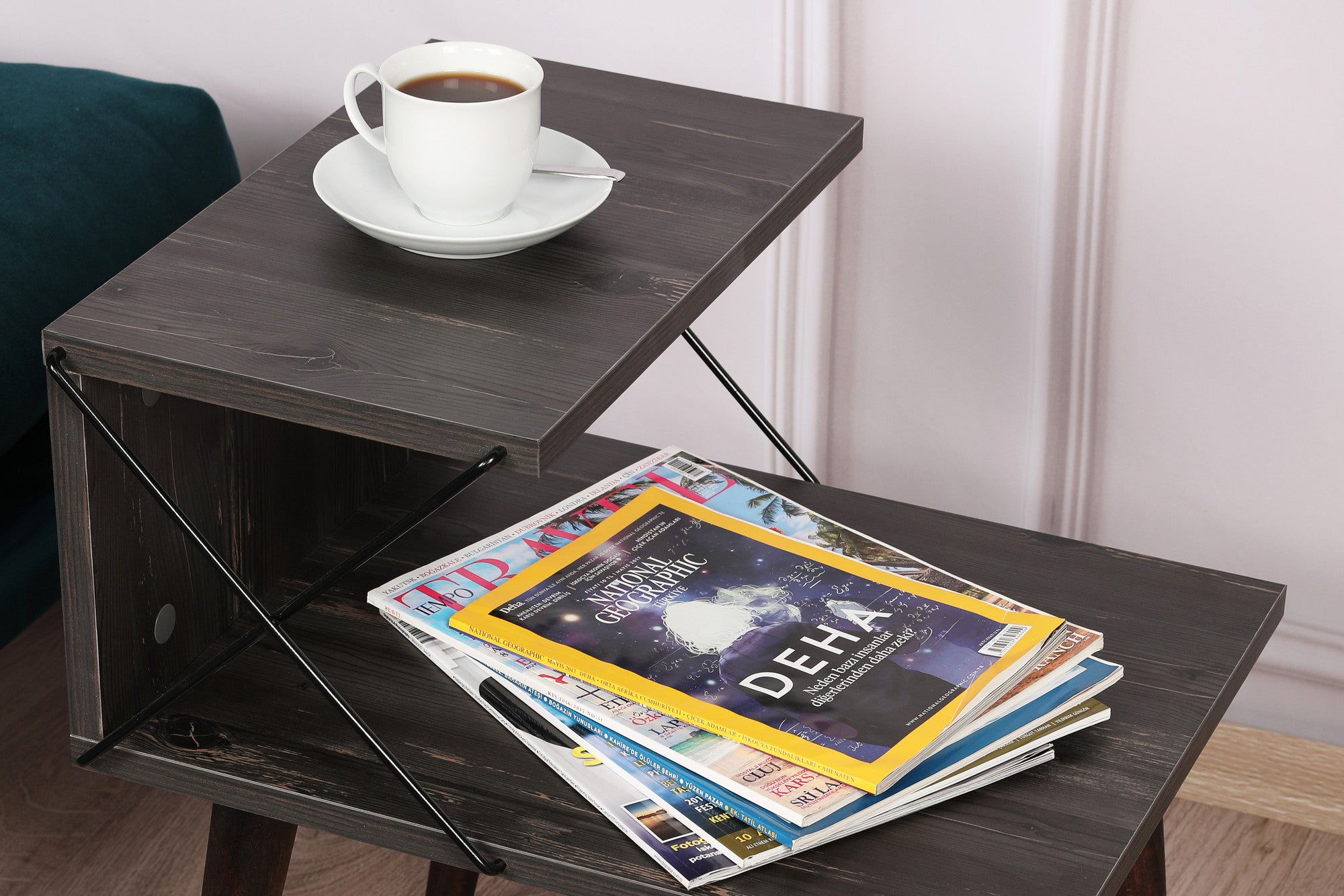 Mesa de cabeceira moderna com pernas de faia, marrom escuro, 50 x 55 x 40 cm | Painel de partículas 100% revestido de melamina, 18 mm de espessura | Elegante e funcional com várias prateleiras