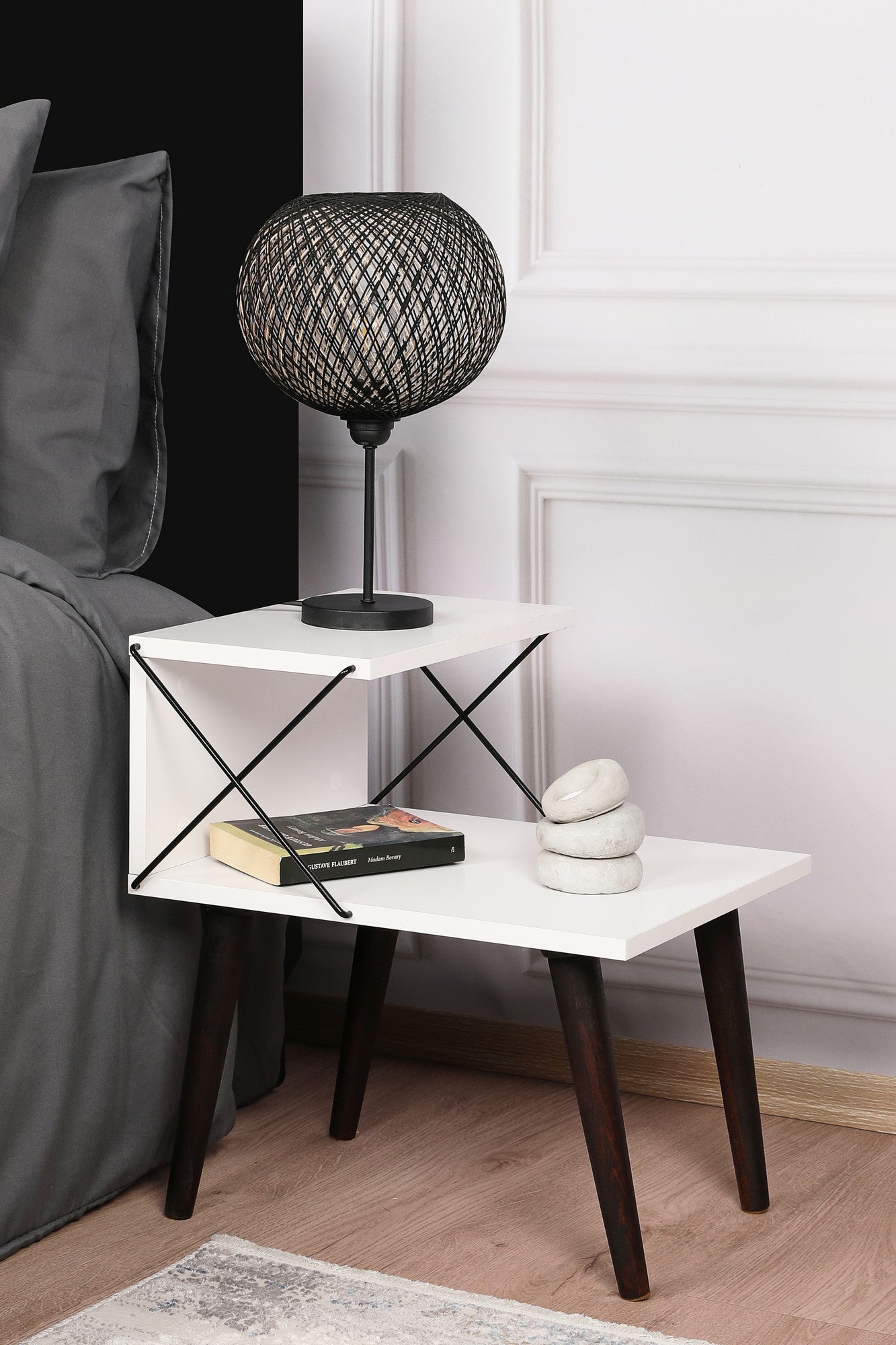 Mesa de cabeceira branca moderna com pernas de faia, 50 cm x 55 cm x 40 cm | 100% revestida em melamina, 18 mm de espessura | Design elegante com várias prateleiras para uso em hotéis e residências