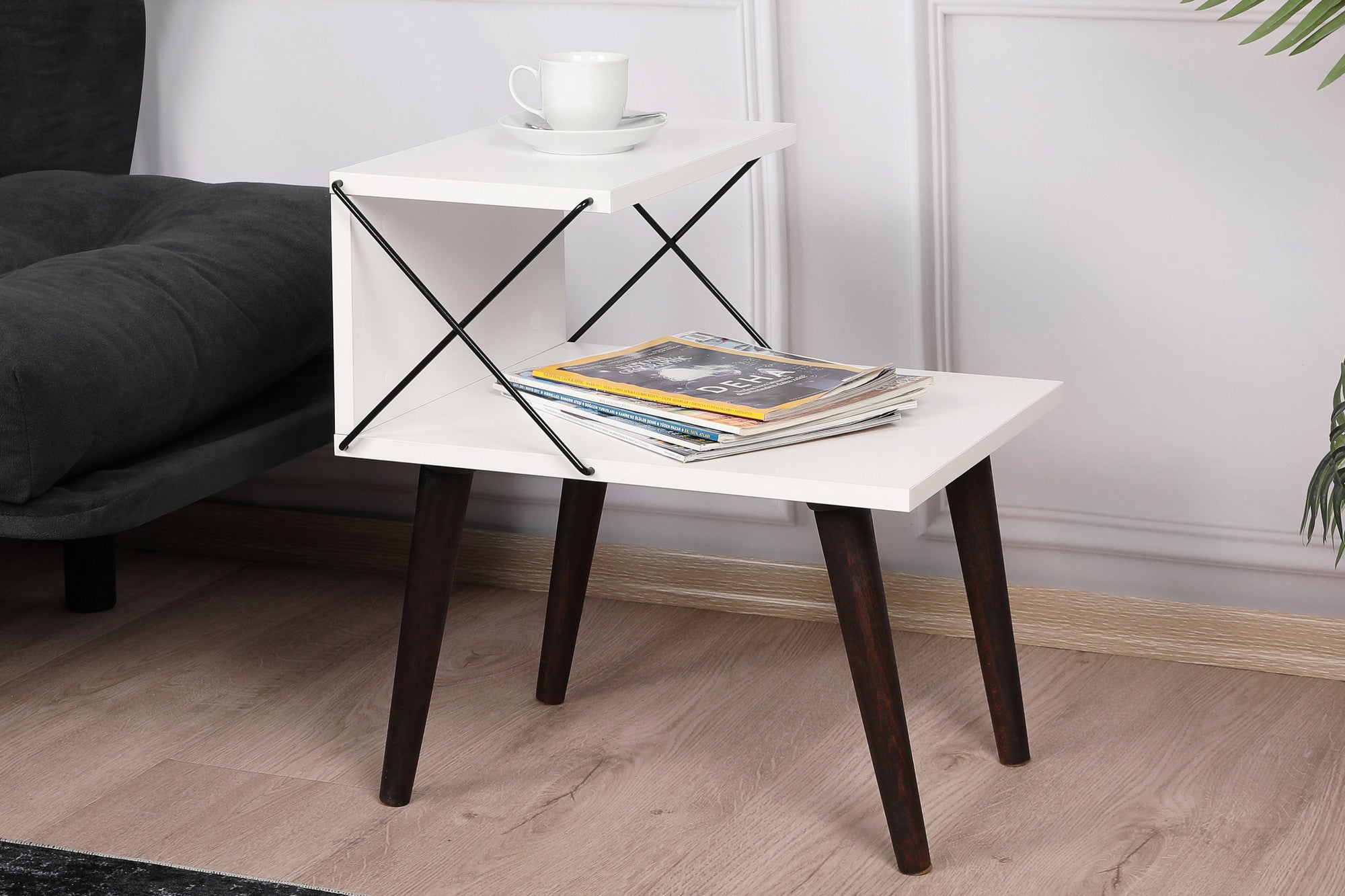 Mesa de cabeceira branca moderna com pernas de faia, 50 cm x 55 cm x 40 cm | 100% revestida em melamina, 18 mm de espessura | Design elegante com várias prateleiras para uso em hotéis e residências