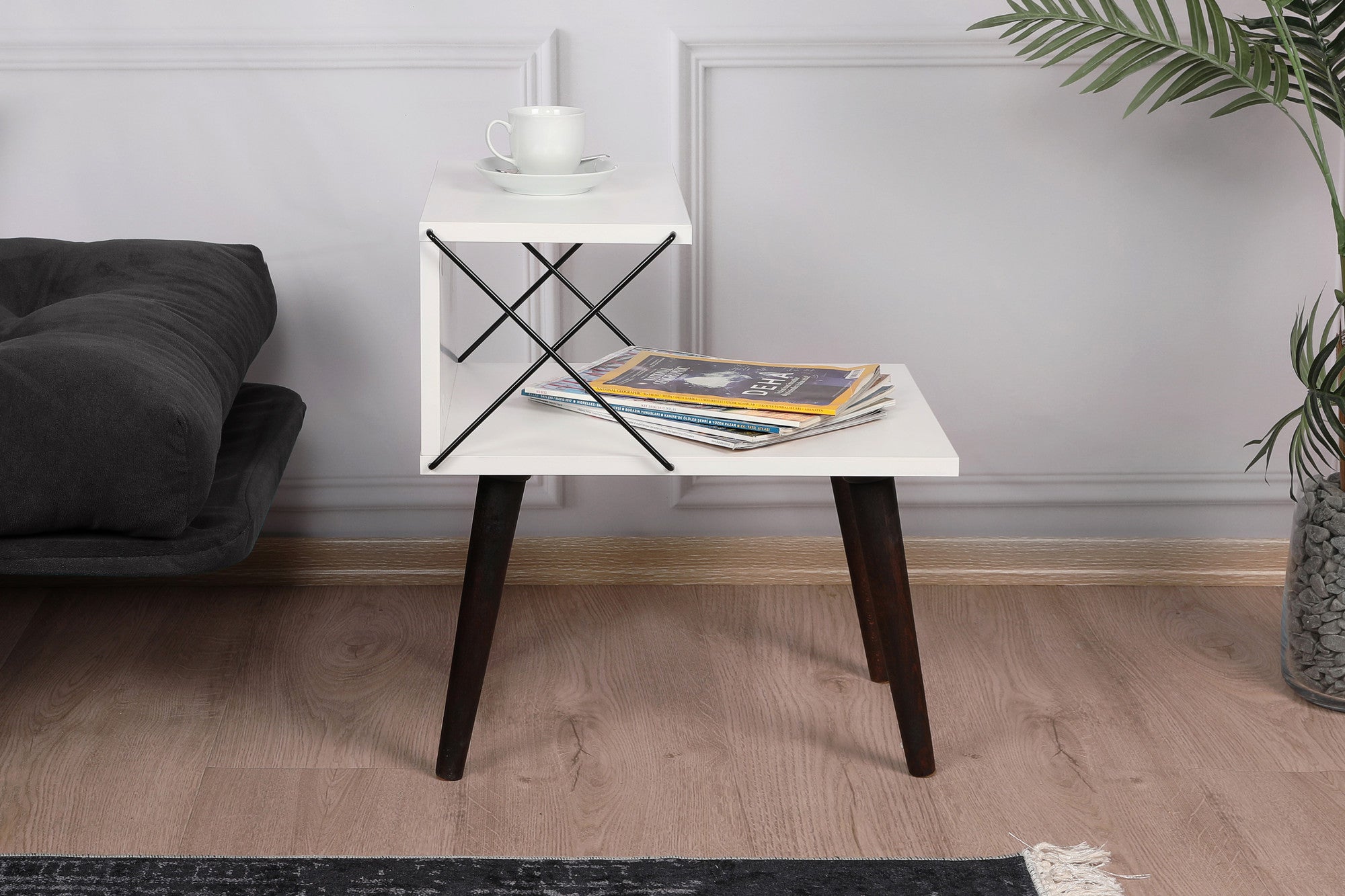 Mesa de cabeceira branca moderna com pernas de faia, 50 cm x 55 cm x 40 cm | 100% revestida em melamina, 18 mm de espessura | Design elegante com várias prateleiras para uso em hotéis e residências