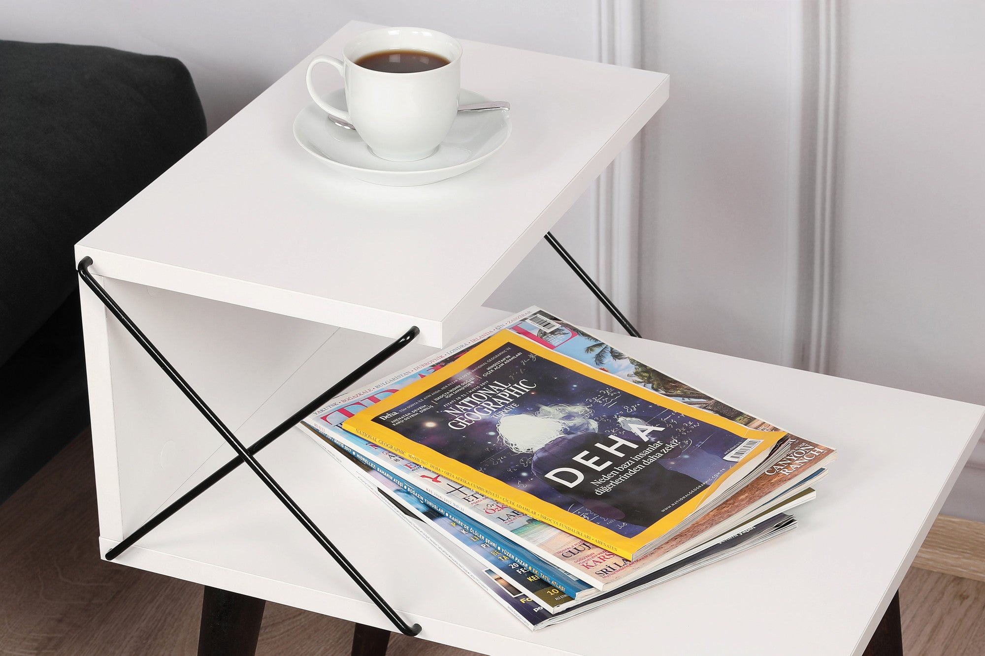 Mesa de cabeceira branca moderna com pernas de faia, 50 cm x 55 cm x 40 cm | 100% revestida em melamina, 18 mm de espessura | Design elegante com várias prateleiras para uso em hotéis e residências