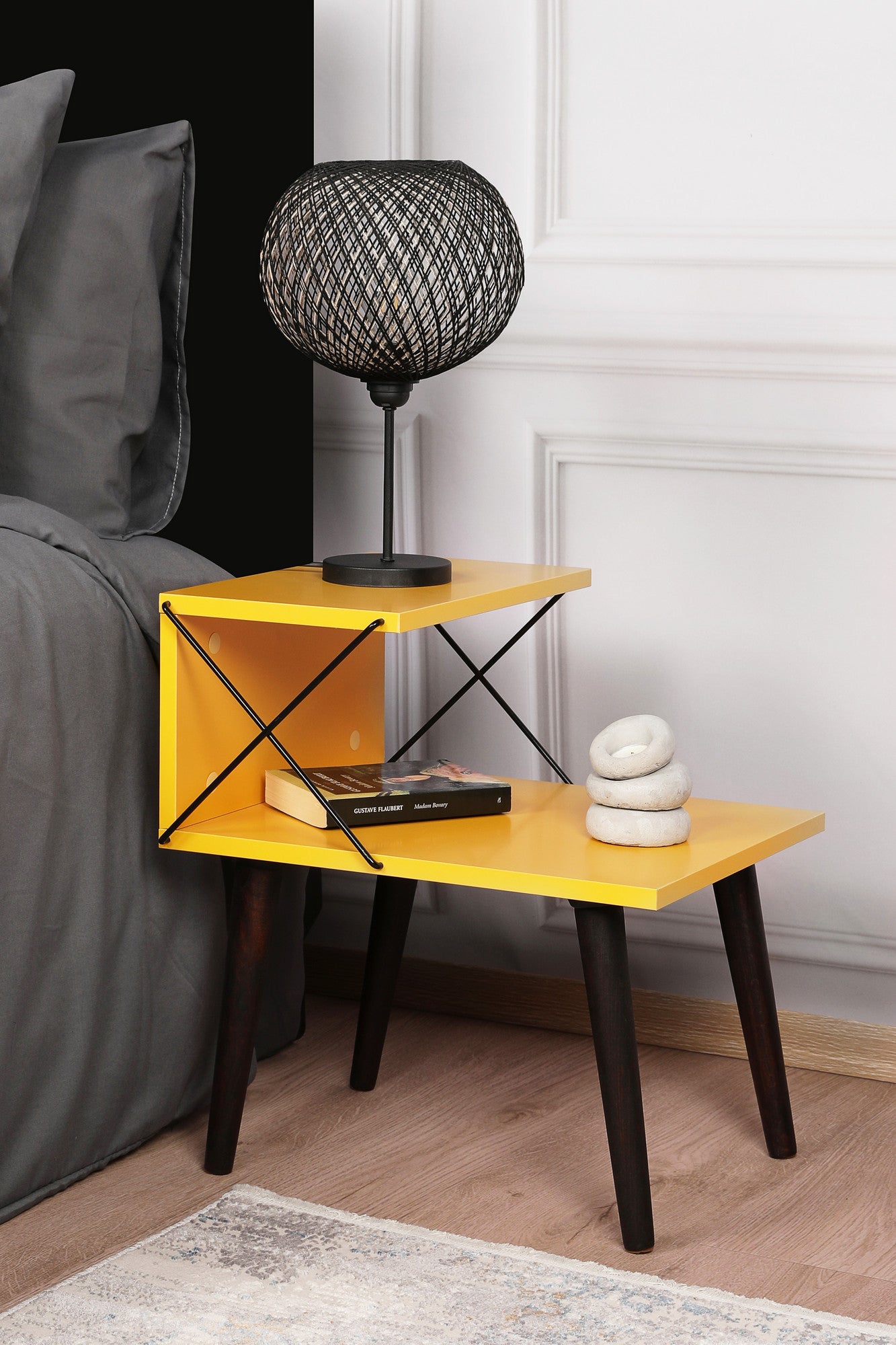 Mesa de cabeceira amarela moderna com pernas de faia, 50 cm de largura, 55 cm de altura | 100% revestida em melamina, 18 mm de espessura | Design elegante com várias prateleiras