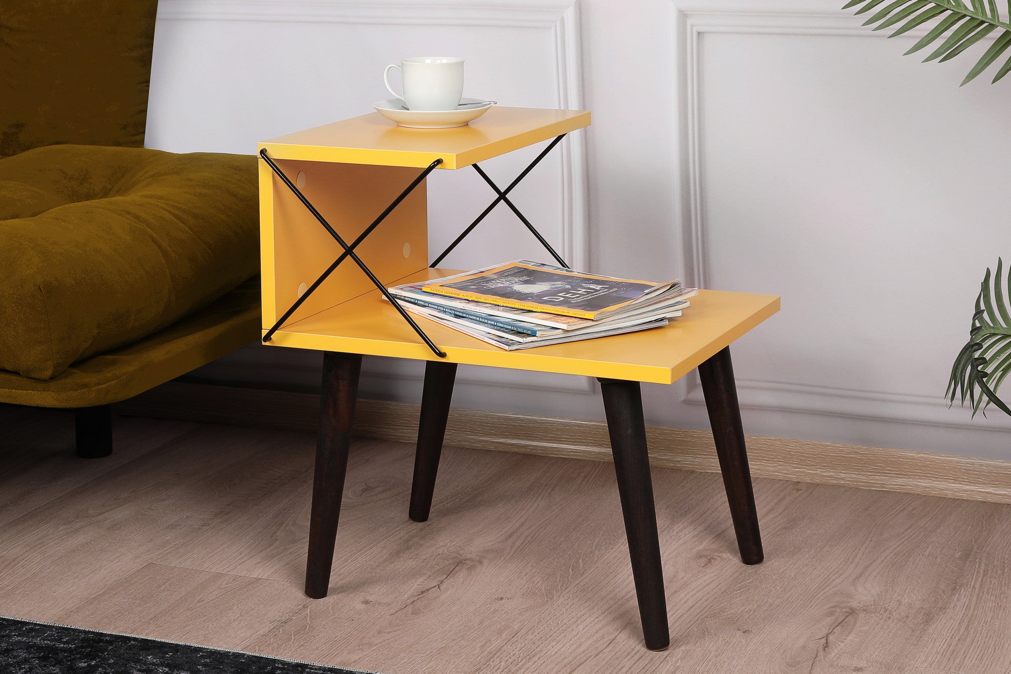 Mesa de cabeceira amarela moderna com pernas de faia, 50 cm de largura, 55 cm de altura | 100% revestida em melamina, 18 mm de espessura | Design elegante com várias prateleiras