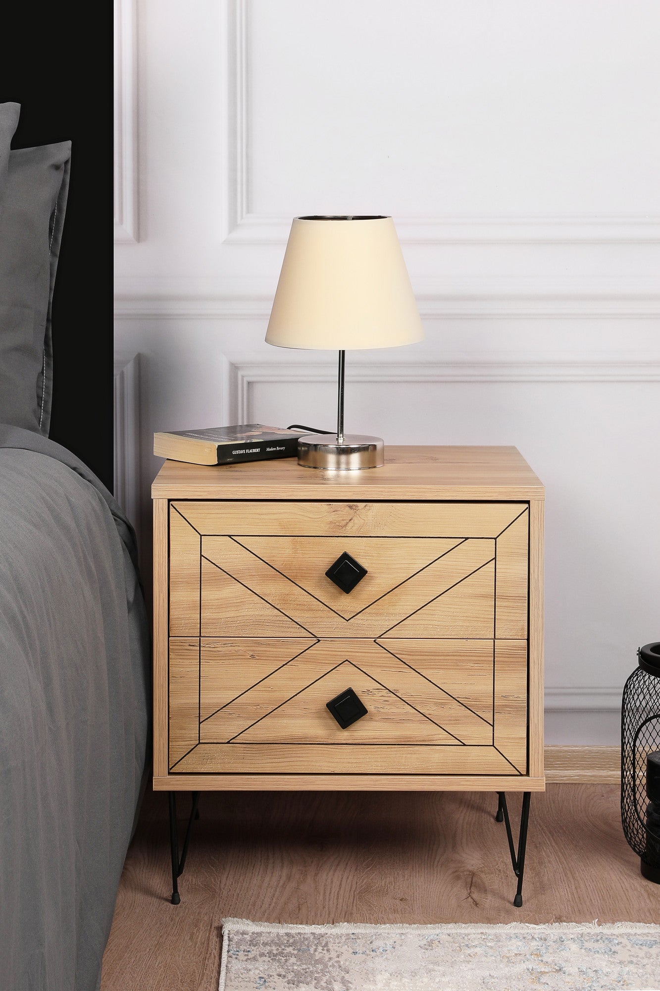 Mesa de Cabeceira Rústica Industrial com 2 Gavetas, Cor Pinho, 50 x 55 x 40 cm | Painel de Partículas 100% Revestido em Melamina, Pés de Metal | Design Elegante e Funcional