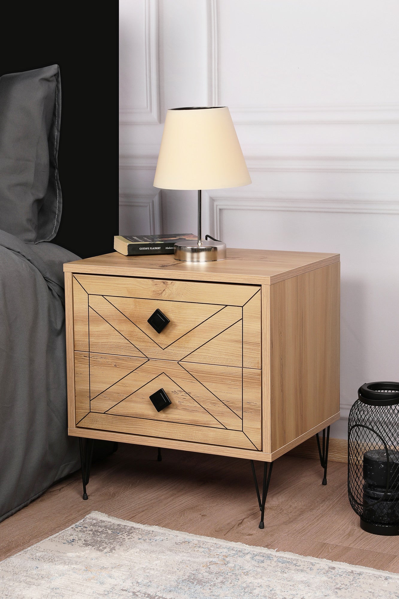 Mesa de Cabeceira Rústica Industrial com 2 Gavetas, Cor Pinho, 50 x 55 x 40 cm | Painel de Partículas 100% Revestido em Melamina, Pés de Metal | Design Elegante e Funcional