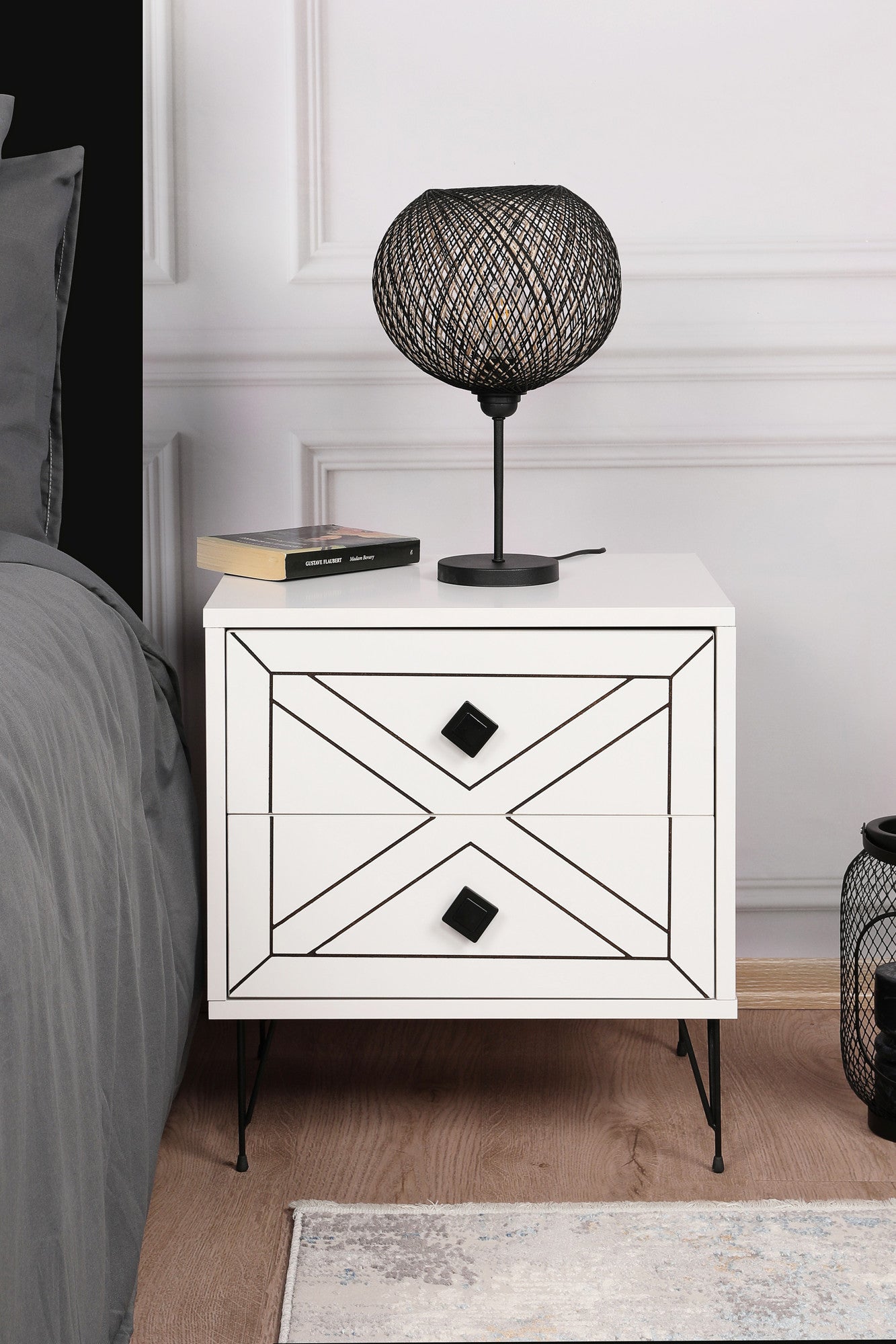 Elegante mesa de cabeceira branca com 2 gavetas, 50 cm x 55 cm x 40 cm | Painel de partículas 100% revestido em melamina, pernas de metal | Perfeito para hotéis e quartos modernos