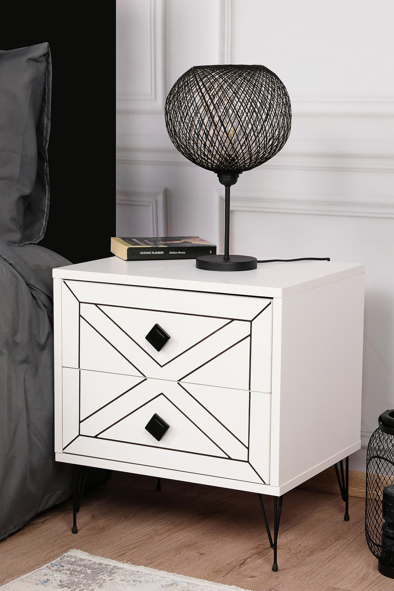 Elegante mesa de cabeceira branca com 2 gavetas, 50 cm x 55 cm x 40 cm | Painel de partículas 100% revestido em melamina, pernas de metal | Perfeito para hotéis e quartos modernos