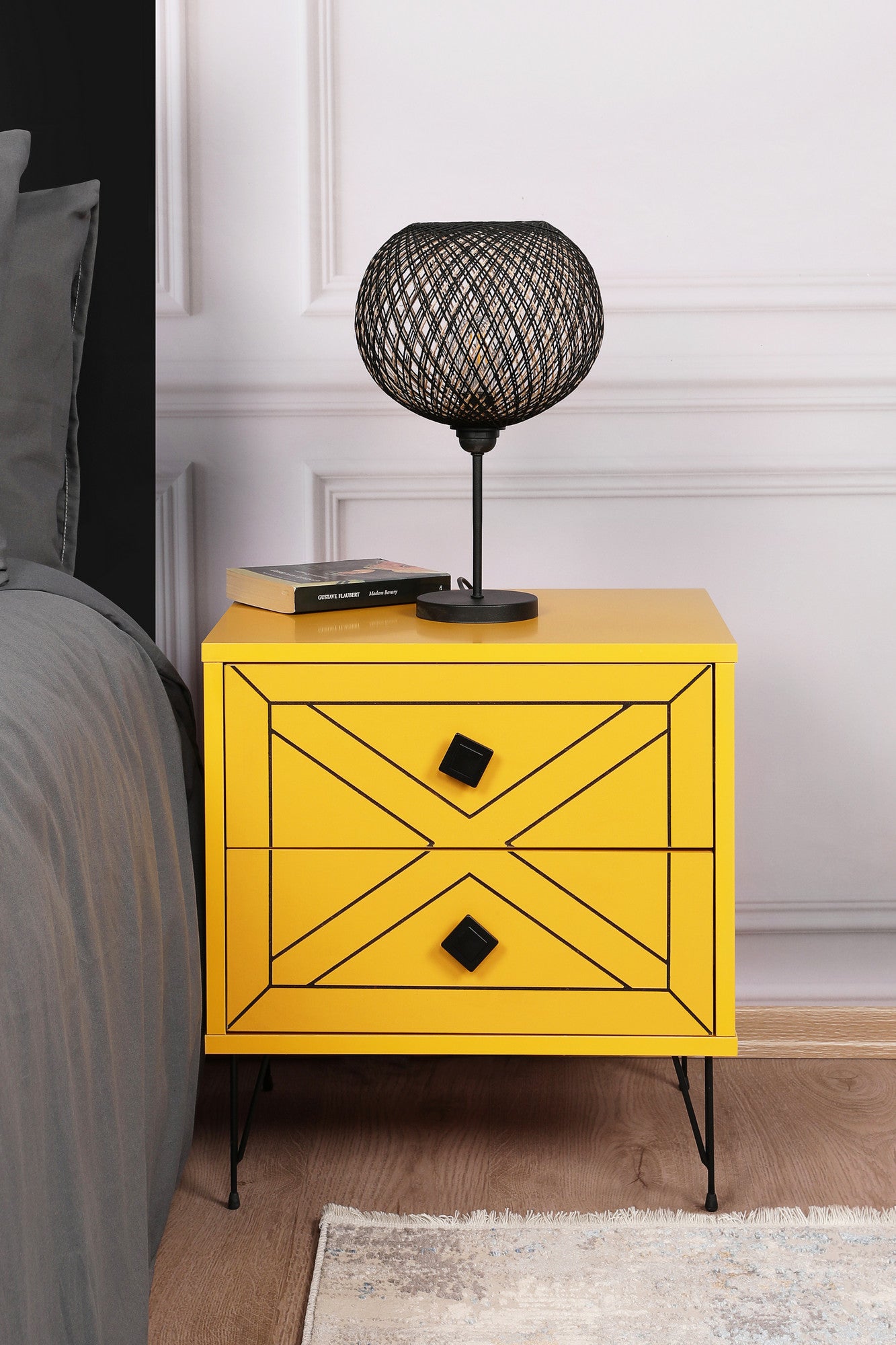 Mesa de cabeceira amarela elegante com 2 gavetas, 50 cm de largura e 55 cm de altura | Painel de partículas 100% revestido em melamina, pernas de metal | Perfeito para quartos modernos