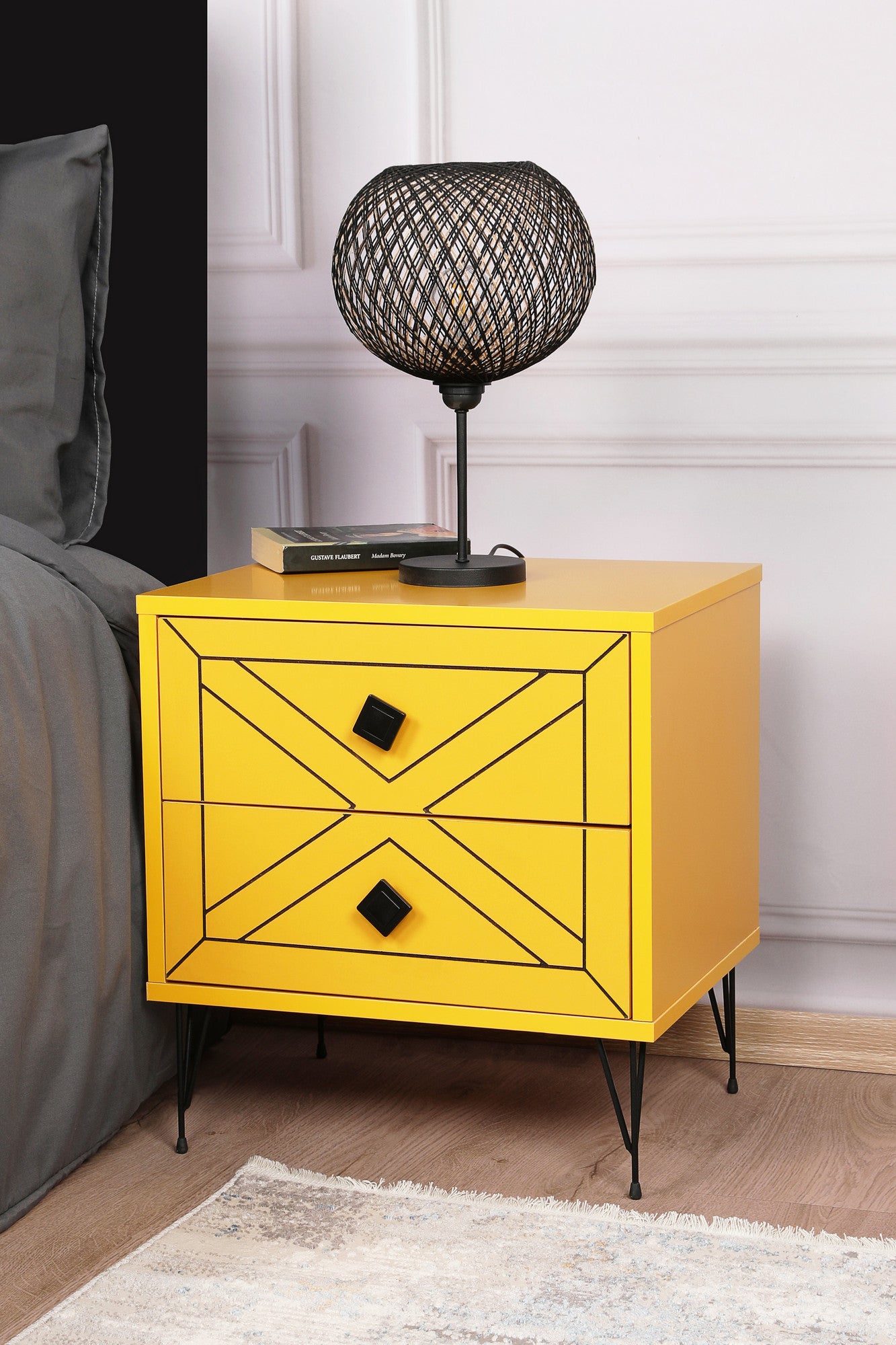 Mesa de cabeceira amarela elegante com 2 gavetas, 50 cm de largura e 55 cm de altura | Painel de partículas 100% revestido em melamina, pernas de metal | Perfeito para quartos modernos