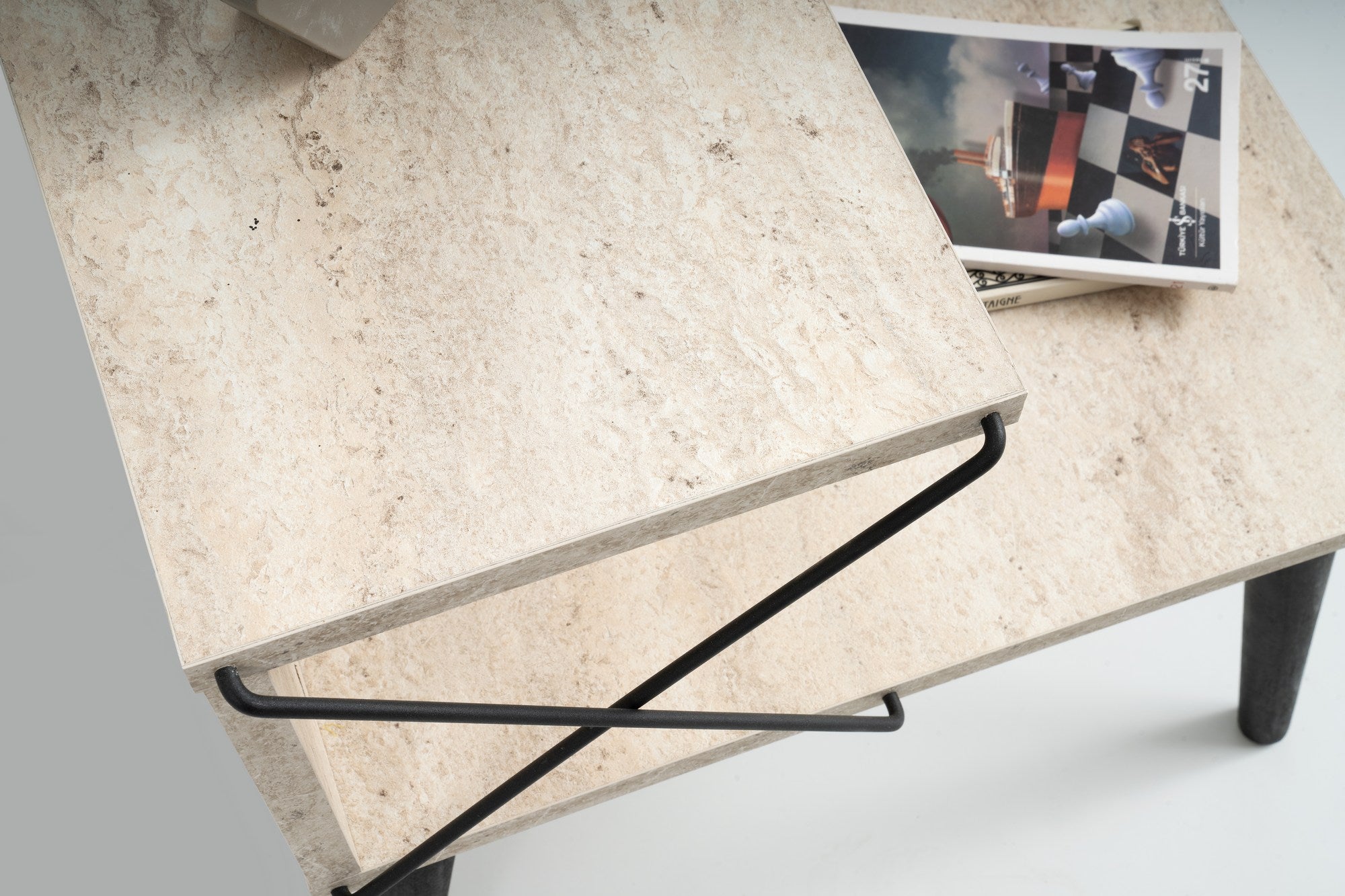 Mesa de cabeceira elegante com pernas de faia, travertino e acabamento preto | Painel de partículas 100% revestido de melamina, 18 mm de espessura | 50 x 55 x 40 cm, várias prateleiras