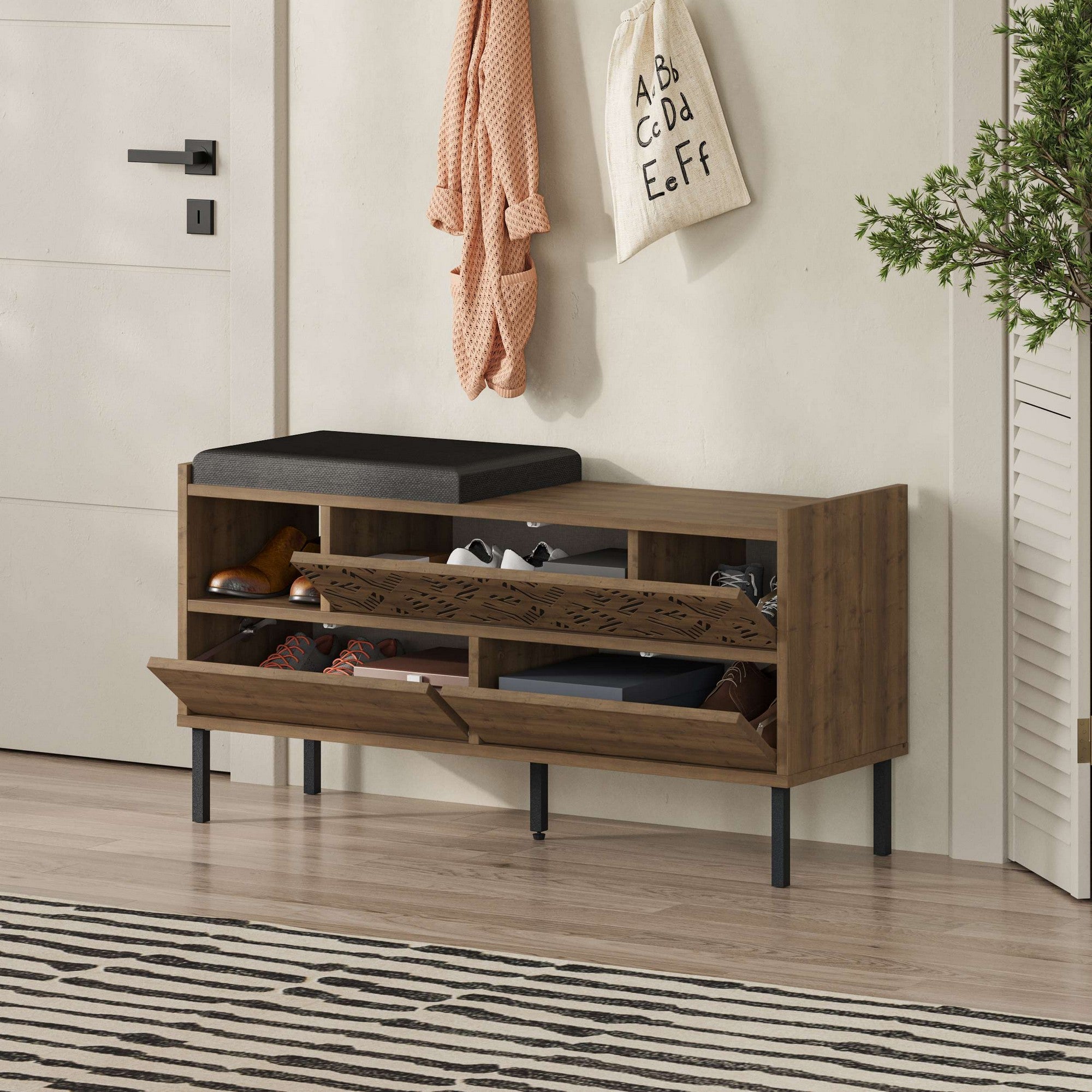 Sapateira estilosa com pés de metal, cor Hitit, 111 x 56,5 x 37 cm | Painel de partículas 100% revestido em melamina, 18 mm de espessura | Montável na parede, com prateleiras amplas