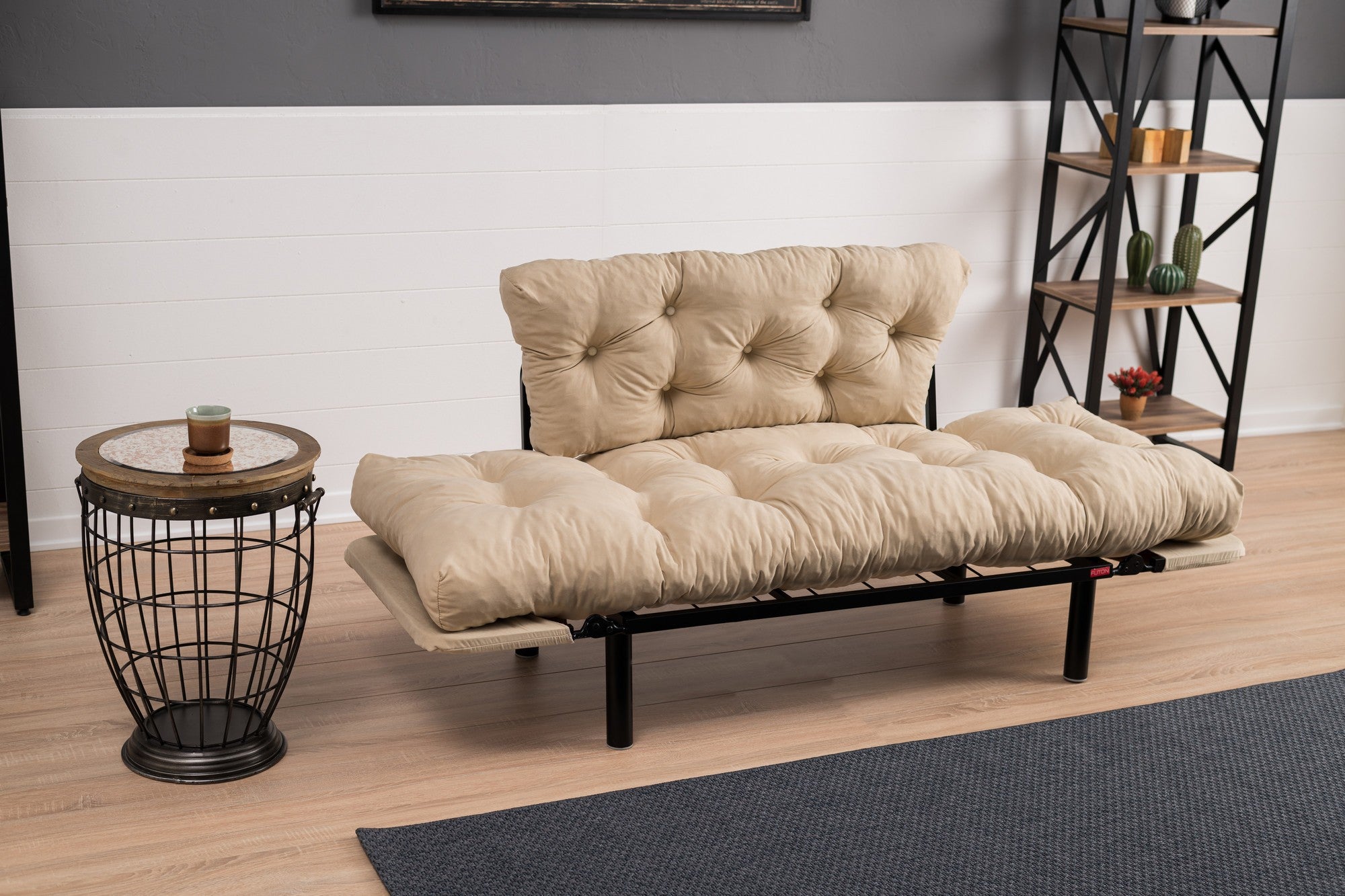Sofá-cama elegante de 2 lugares, microfibra creme, 155 cm | Estrutura 100% metálica, espuma de alto DNS, fácil de limpar | Perfeito para espaços modernos, boêmios e industriais
