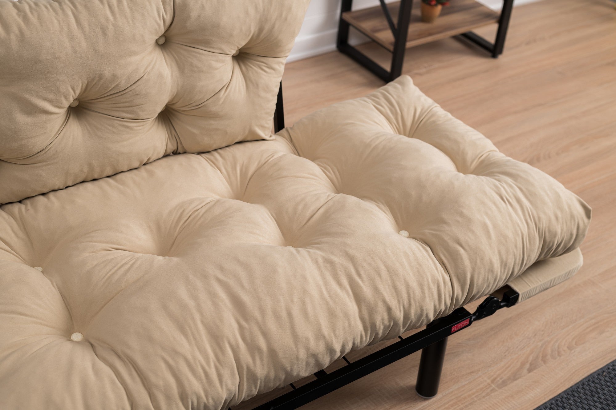 Sofá-cama elegante de 2 lugares, microfibra creme, 155 cm | Estrutura 100% metálica, espuma de alto DNS, fácil de limpar | Perfeito para espaços modernos, boêmios e industriais