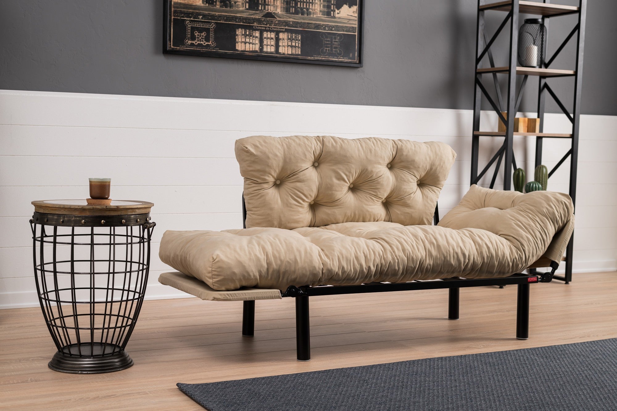 Sofá-cama elegante de 2 lugares, microfibra creme, 155 cm | Estrutura 100% metálica, espuma de alto DNS, fácil de limpar | Perfeito para espaços modernos, boêmios e industriais