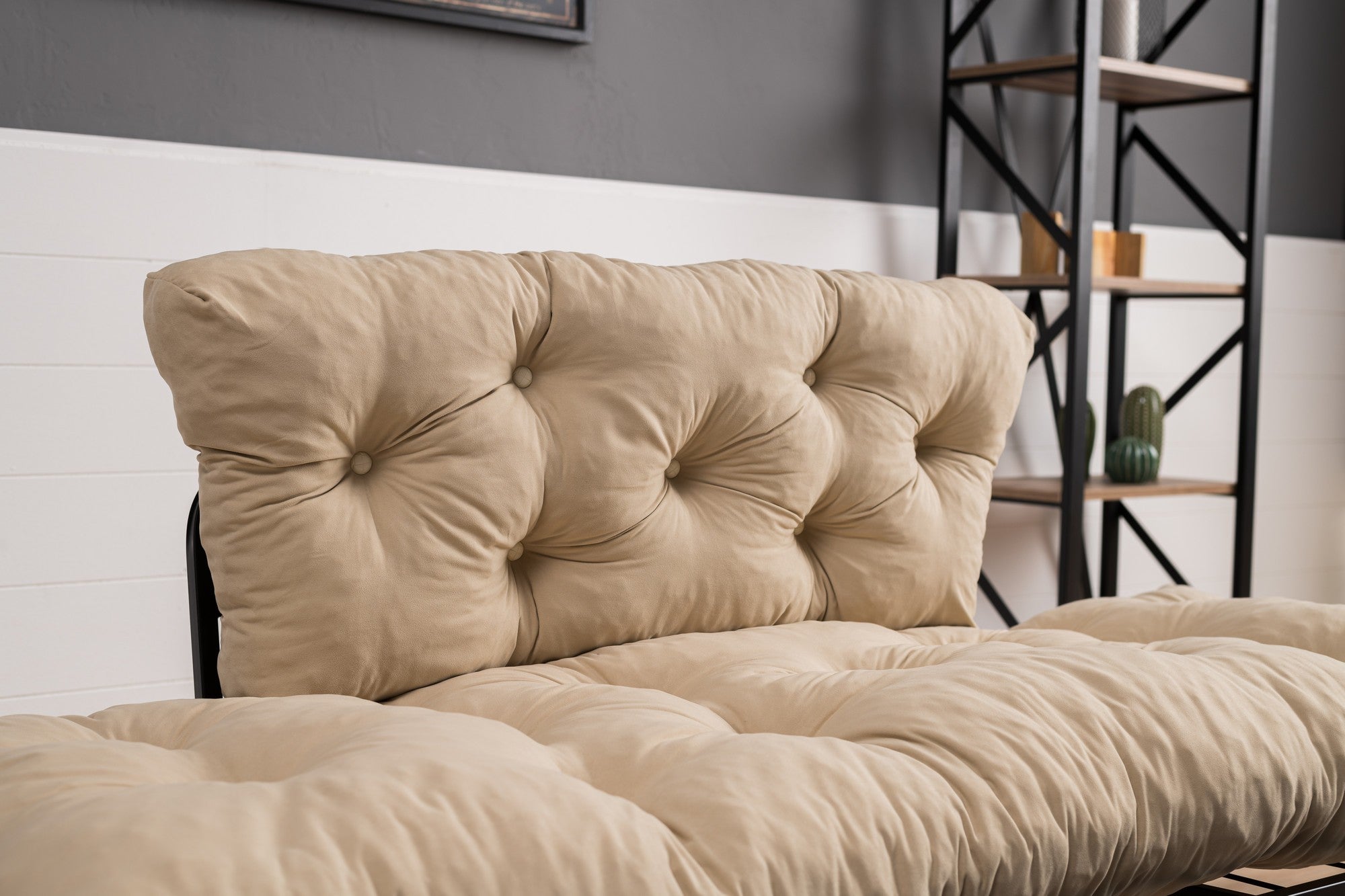 Sofá-cama elegante de 2 lugares, microfibra creme, 155 cm | Estrutura 100% metálica, espuma de alto DNS, fácil de limpar | Perfeito para espaços modernos, boêmios e industriais