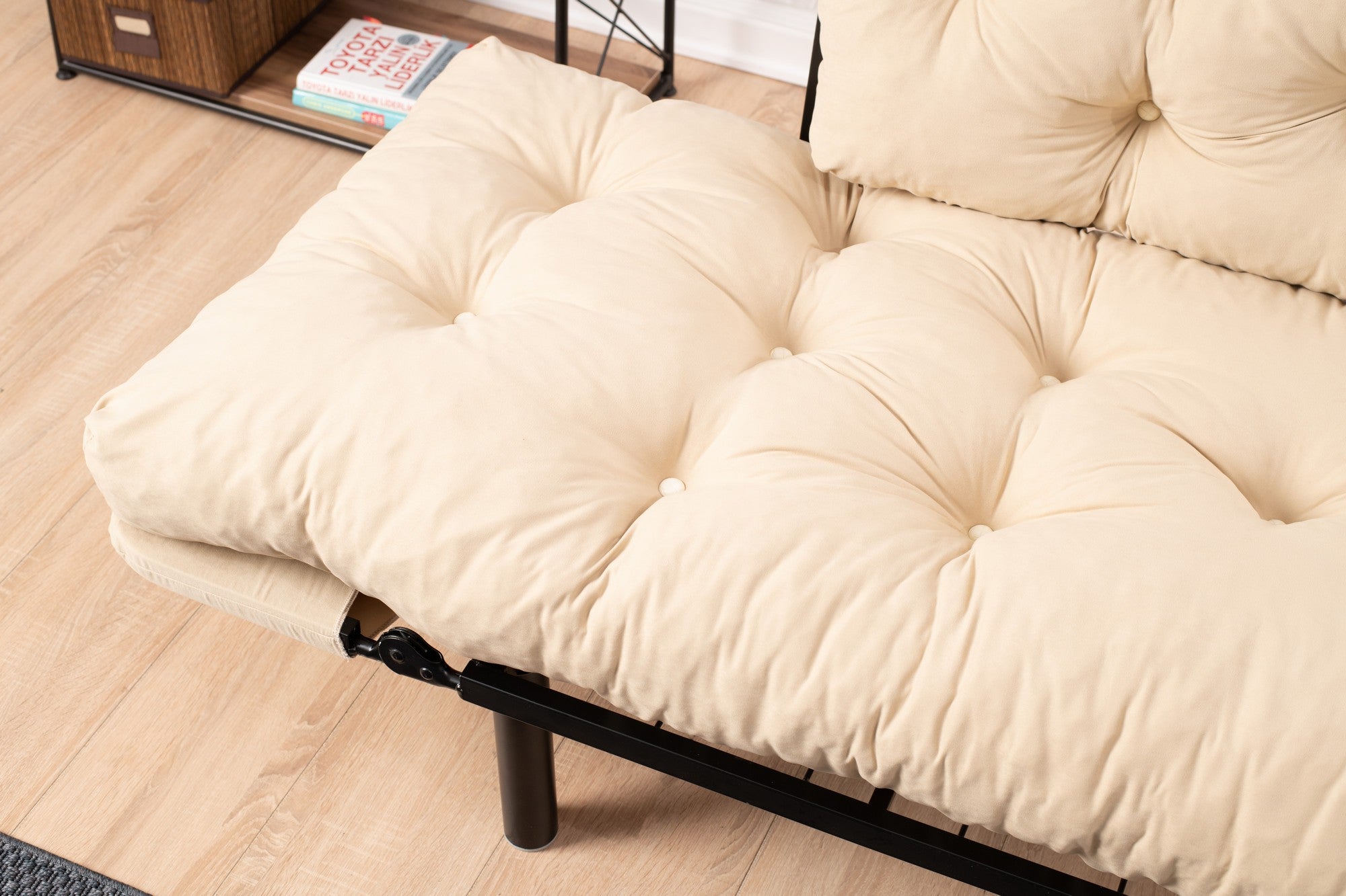 Sofá-cama elegante de 2 lugares, microfibra creme, 155 cm | Estrutura 100% metálica, espuma de alto DNS, fácil de limpar | Perfeito para espaços modernos, boêmios e industriais