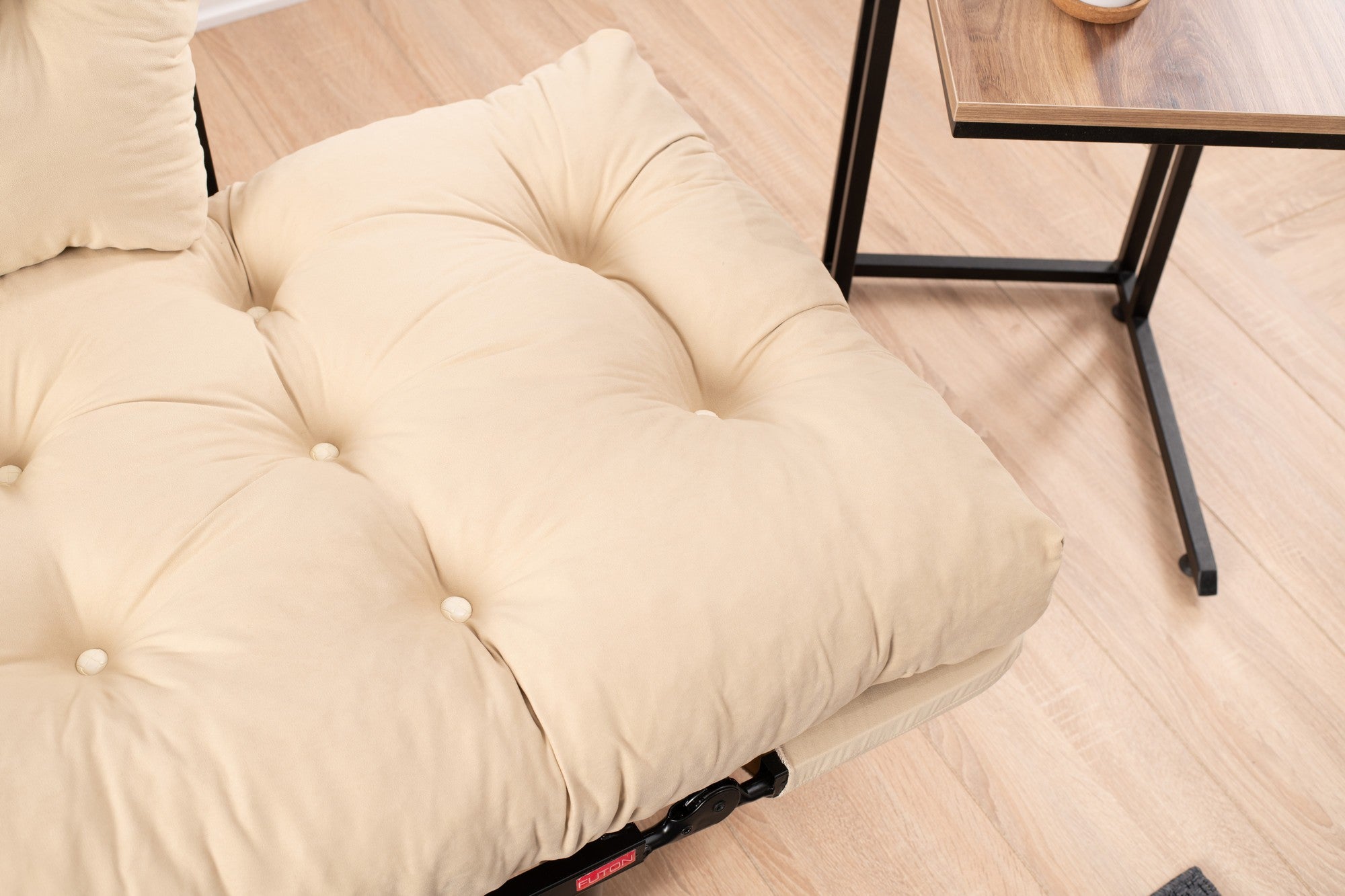 Sofá-cama elegante de 2 lugares, microfibra creme, 155 cm | Estrutura 100% metálica, espuma de alto DNS, fácil de limpar | Perfeito para espaços modernos, boêmios e industriais