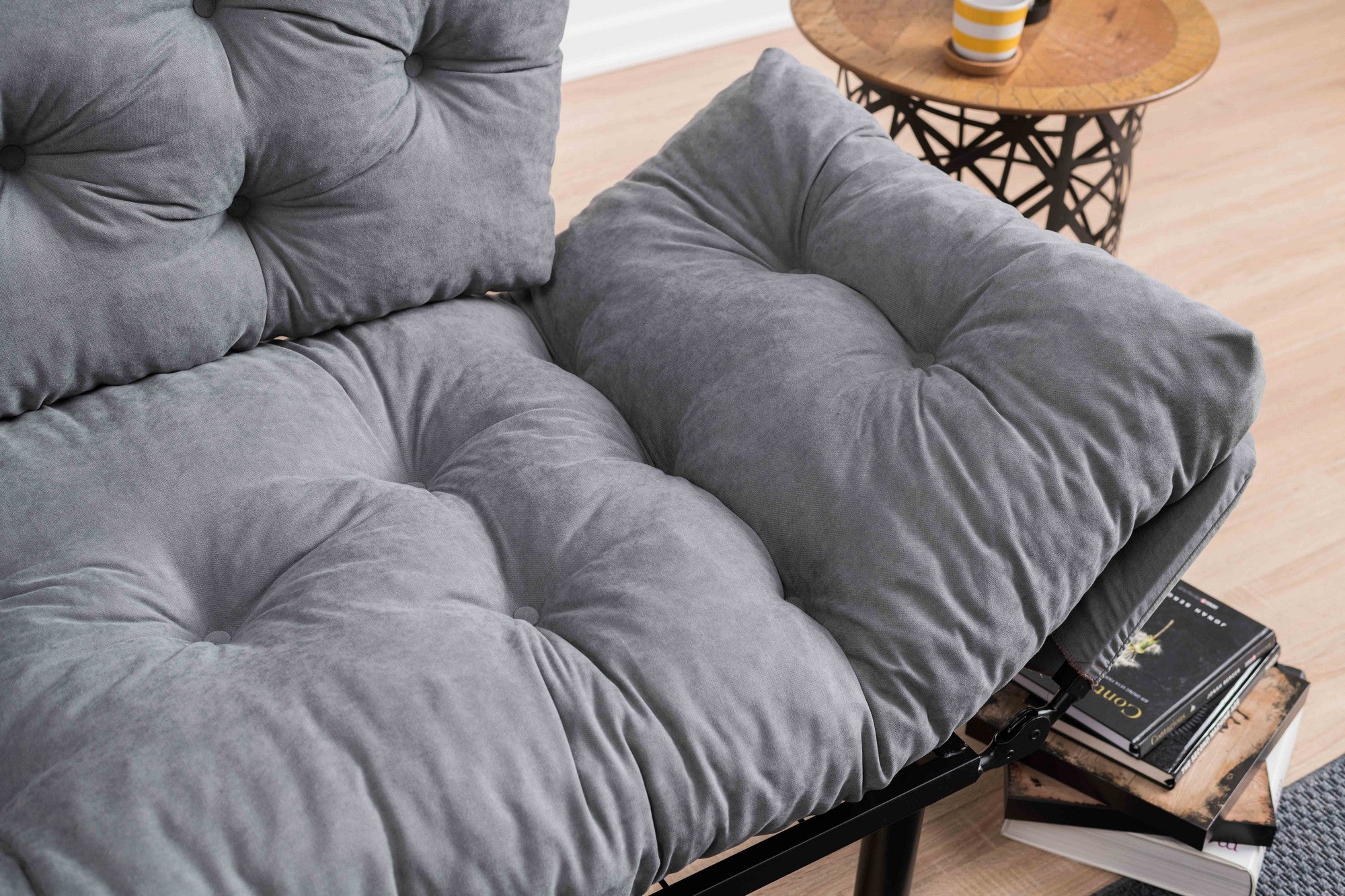 Sofá-cama elegante de 2 lugares, microfibra cinza, 155 cm | Estrutura 100% metálica, espuma de alto DNS, fácil de limpar | Perfeito para espaços modernos, boêmios e industriais