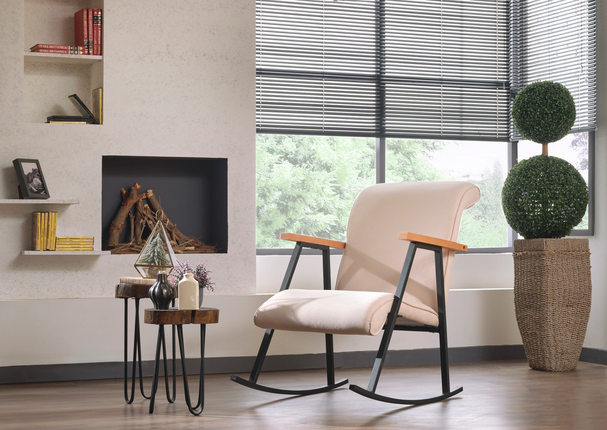 Cadeira de Balanço Moderna, Cor Creme, Estrutura 100% Metal, Tecido Fácil de Limpar, Altura Total de 96 cm, Espuma 18 DNS para Conforto | Design Elegante e Durável para Casa e Hotel